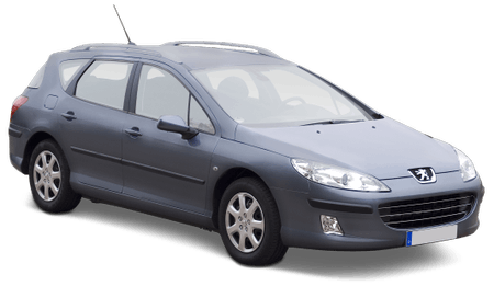 Silberner Kombi mit fünf Türen, Markenlogo vorne, auf weißem Hintergrund, seitliche Ansicht von rechts.