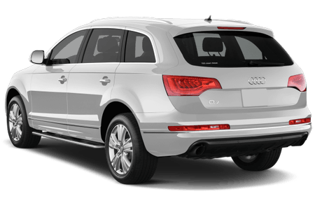 Weiße Audi-Q7-SUV von hinten, stehend auf weißem Hintergrund. Sichtbar sind Rücklichter, Spoiler und Audi-Logo.