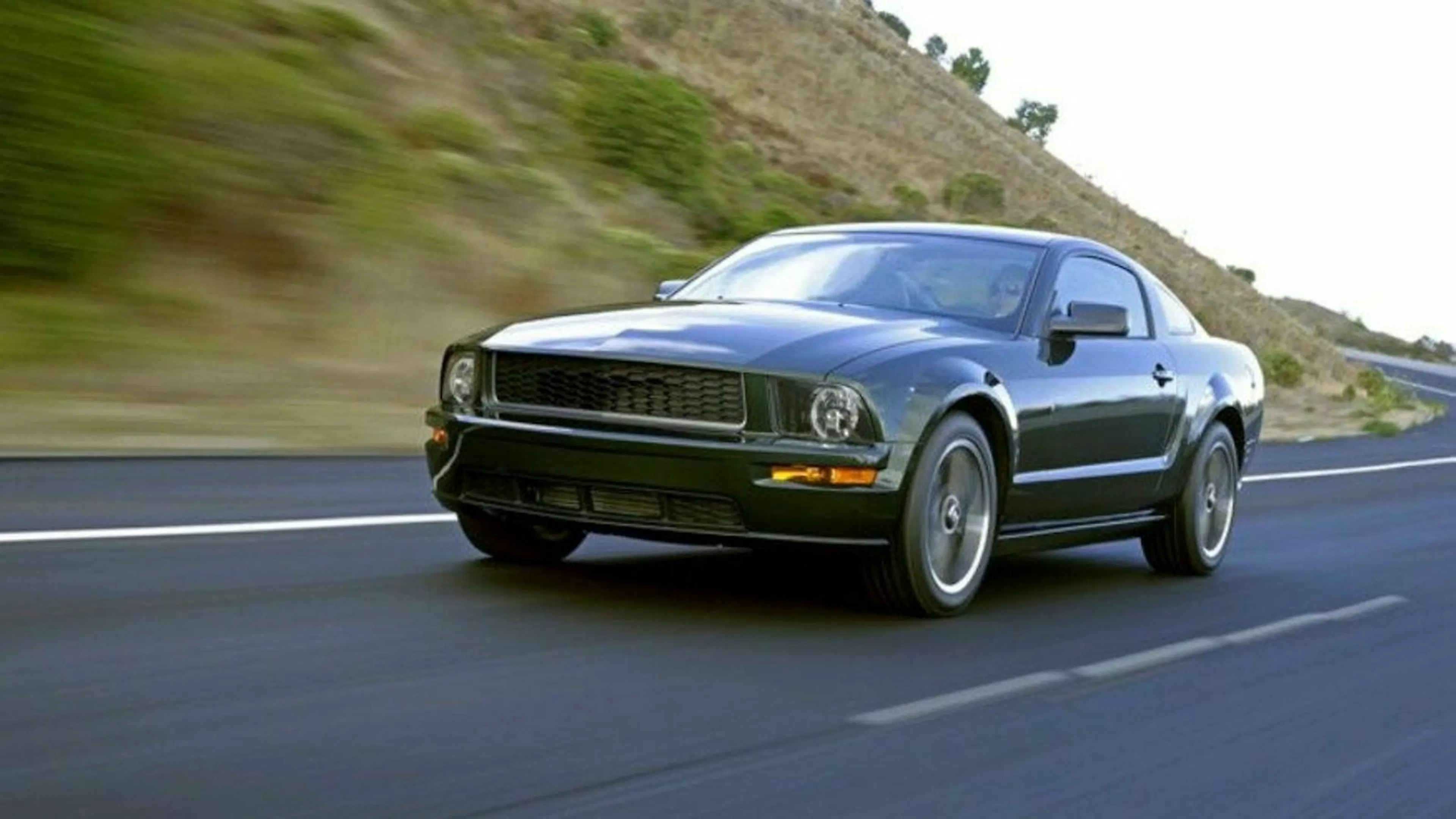 Zu sehen ist der Ford Mustang Bullitt von 2008, fahrend