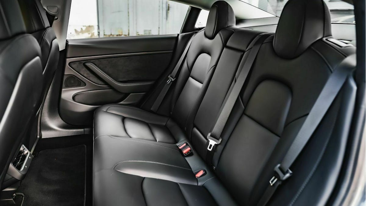 Die Rücksitzbank des Tesla Model 3
