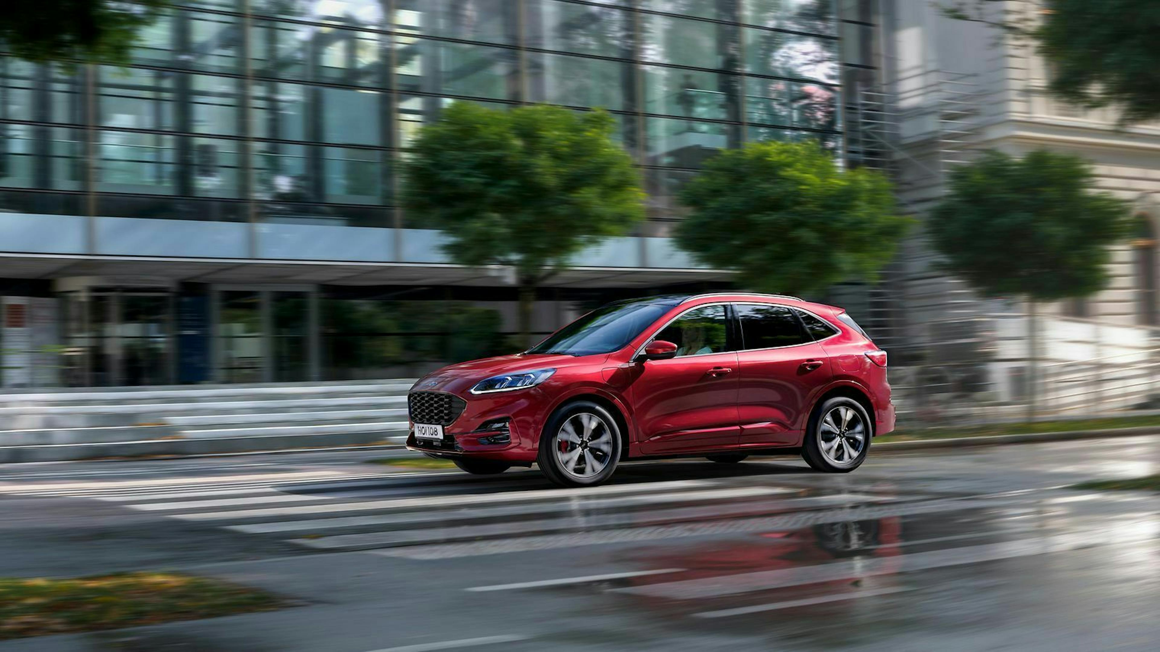 Zu sehen ist der Ford Kuga, fahrend