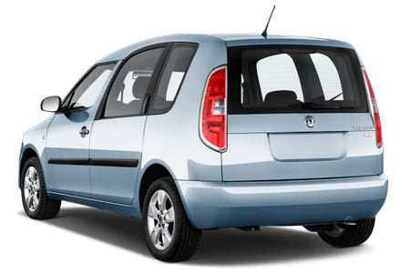 Silberner Kombi mit vier Türen, sichtbar von hinten, parkt auf weißem Hintergrund.