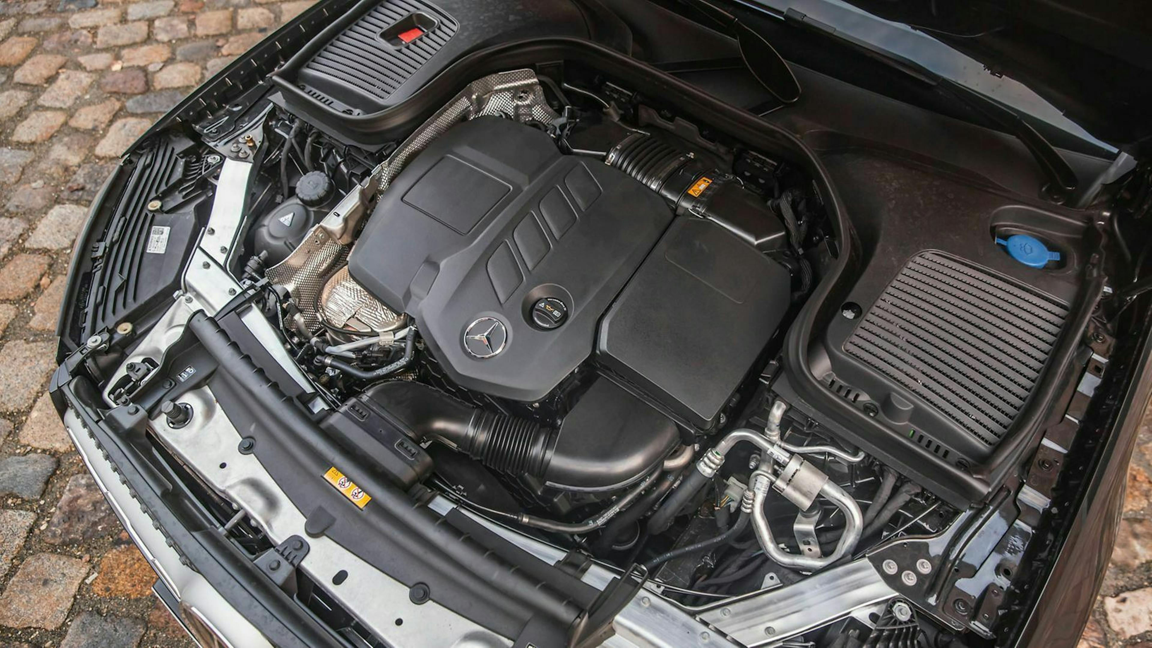 Mercedes GLC 220d mit geöffneter Motorhaube, Blick auf den Motor