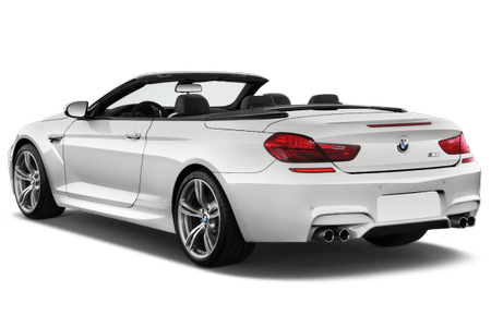 Weißes Cabriolet mit geöffnetem Verdeck, sportlichem Design und vier Auspuffrohren, auf hellem Hintergrund abgebildet.