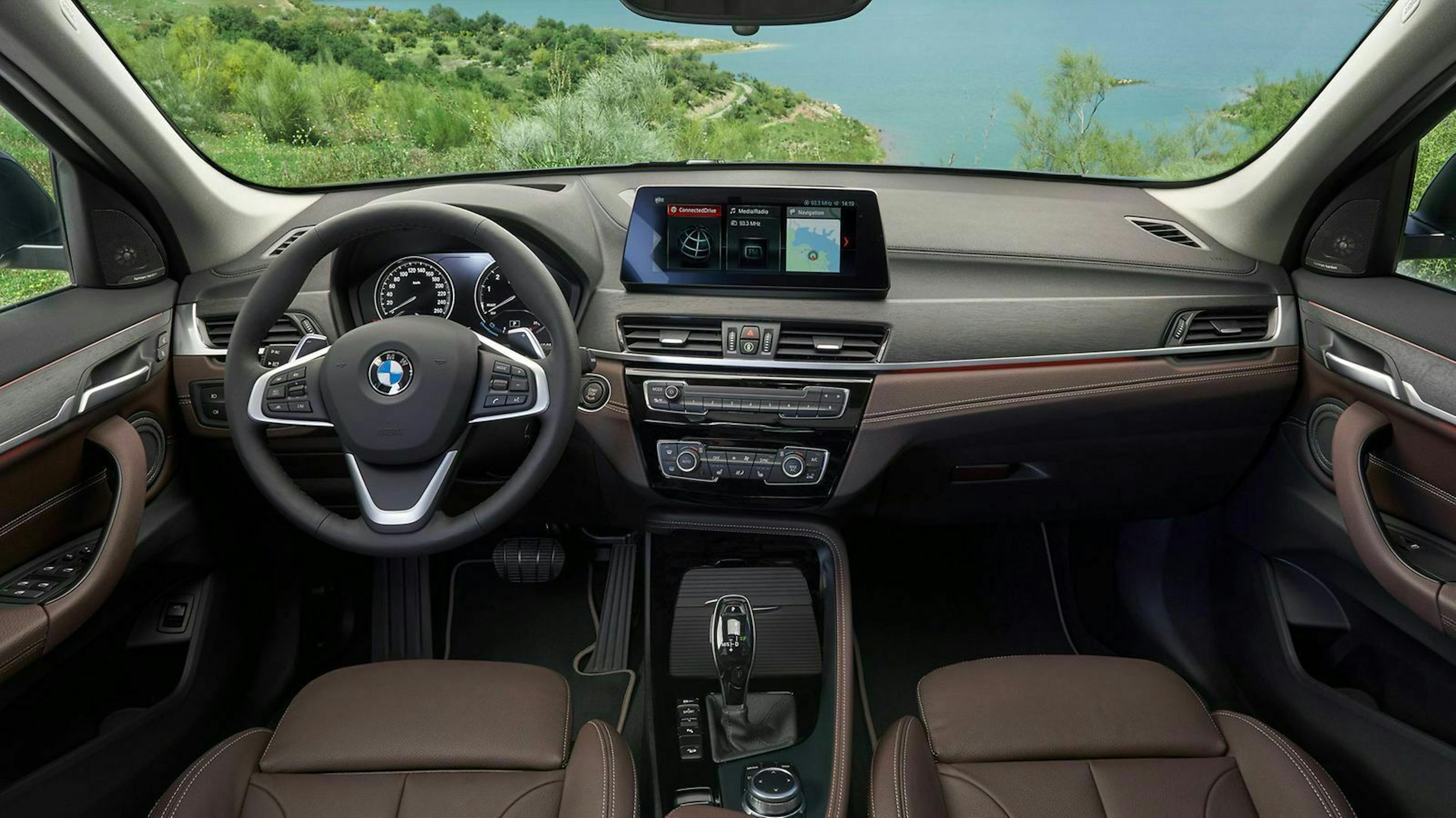 Im Innenraum des BMW X1 befindet sich das 10,25 Zoll große Display