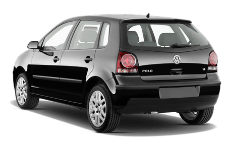 Schwarzer Volkswagen Polo, Rückansicht, parkt auf hellem Hintergrund. Fahrzeug mit weißen Felgen und hinterem Schriftzug erkennbar.