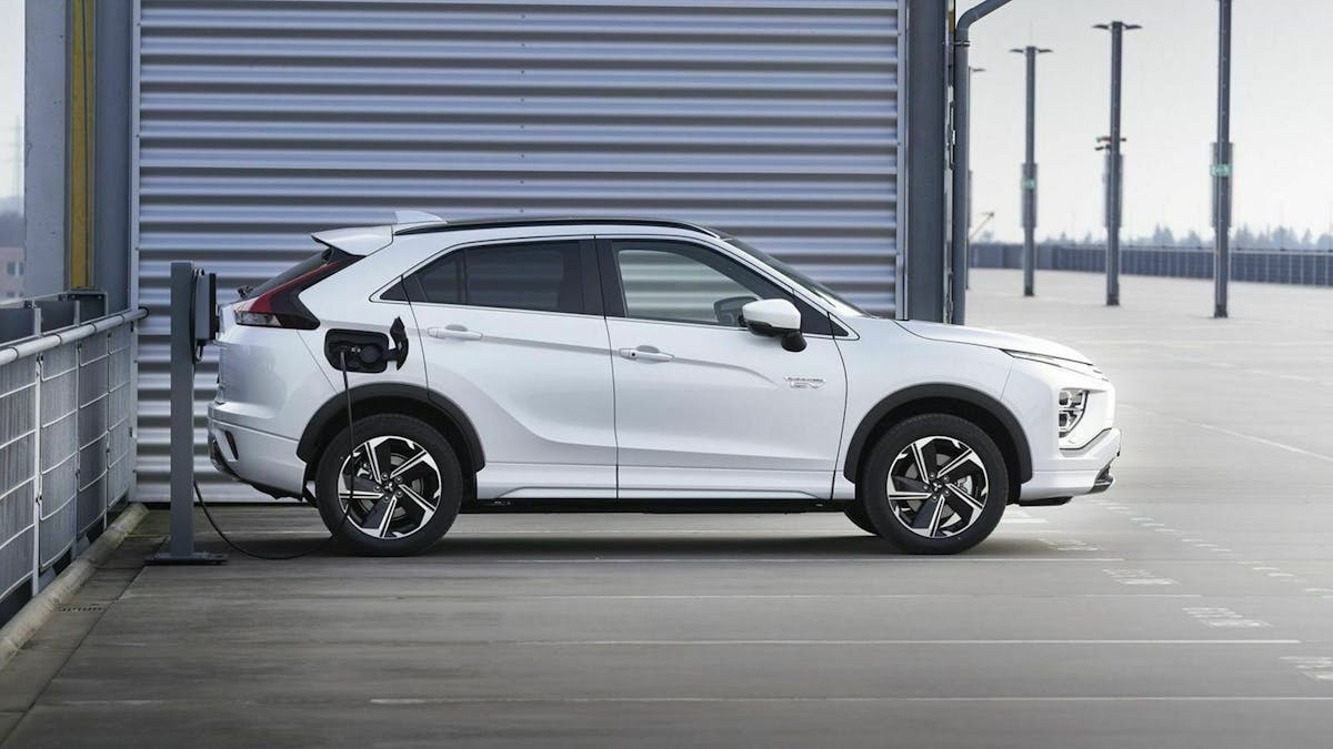 Zu sehen ist der Mitsubishi Eclipse S-Cross an einer Ladestation