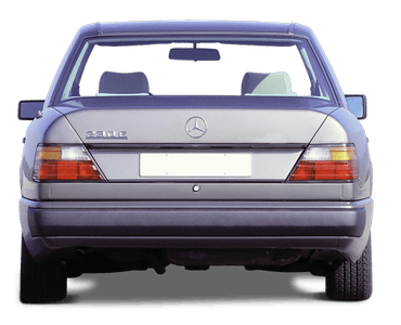 Rückansicht eines silbernen Autos mit Mercedes-Stern, klarer Himmel im Hintergrund, keine Person zu sehen.