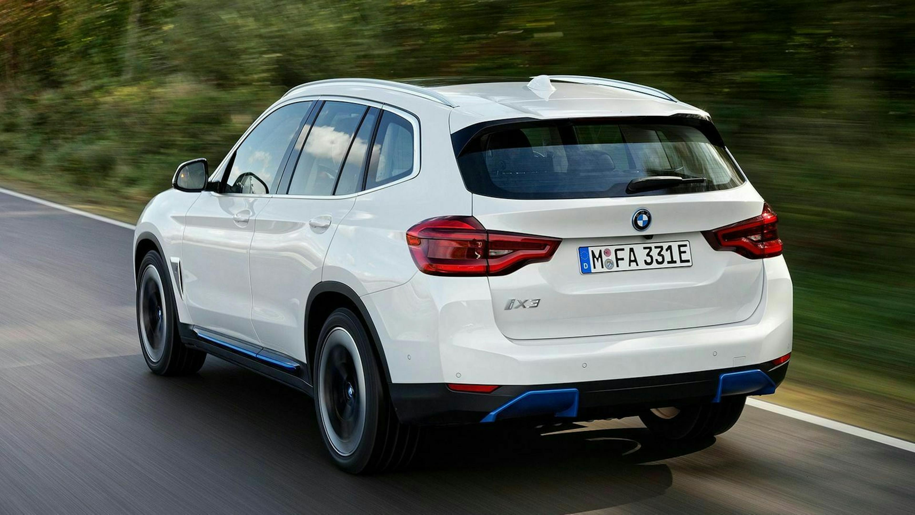 Zu sehen ist der BMW iX3 von hinten, fahrend