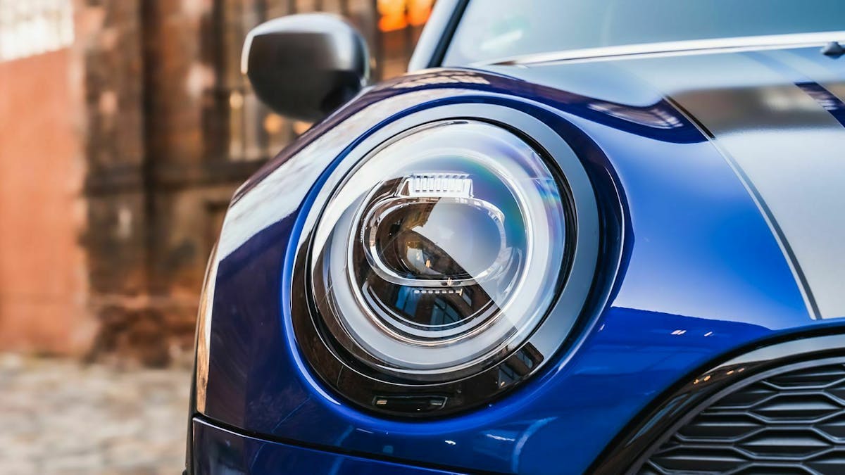 Zu sehen ist der linke Scheinwerfer des Mini Cooper S Clubman