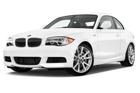 Weißer BMW Coupé, Frontansicht nach links. Sportliches Design, markante Niere, und Doppelscheinwerfer.