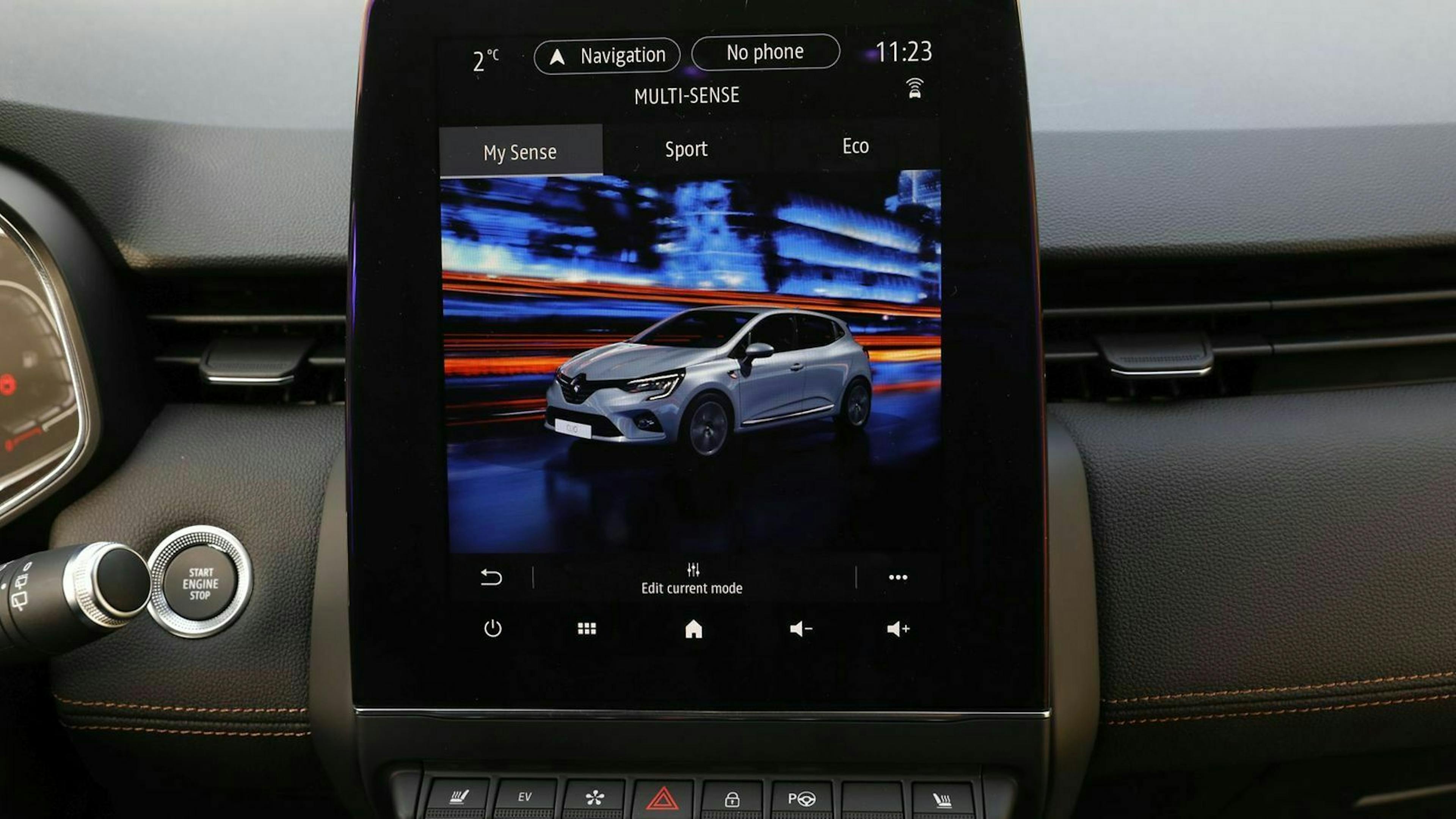 Zu sehen ist der Infotainment-Bildschirm des Renault Clio e-Tech Hybrid