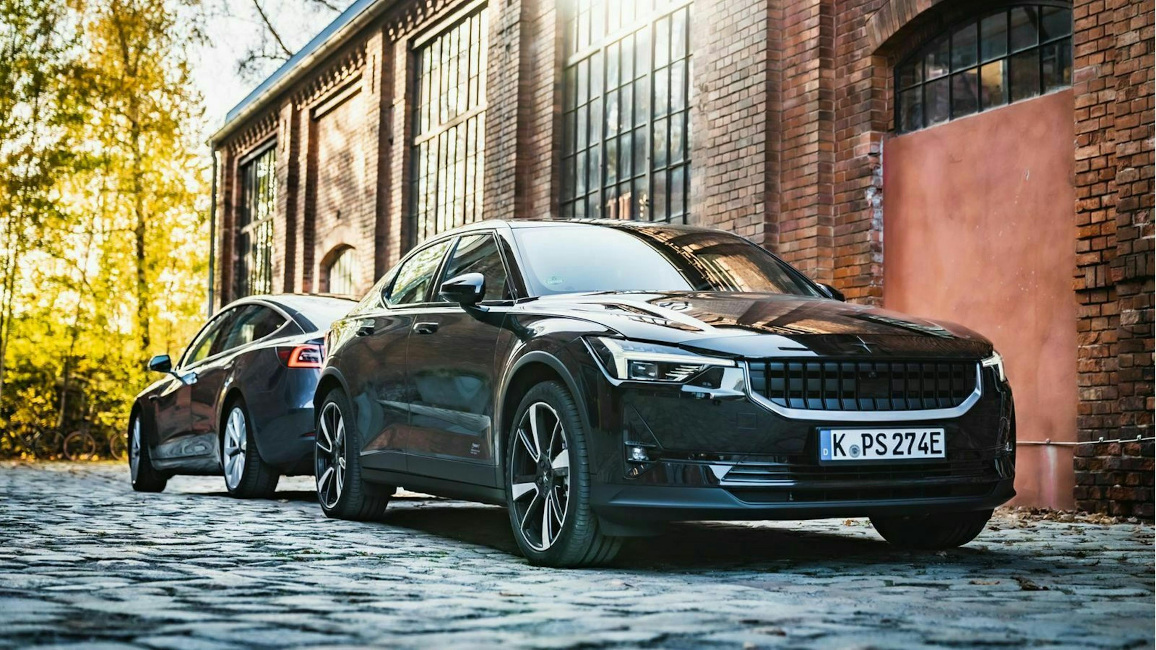 Das Tesla Model und der Polestar 2 mit Sicht auf den Polestar 2
