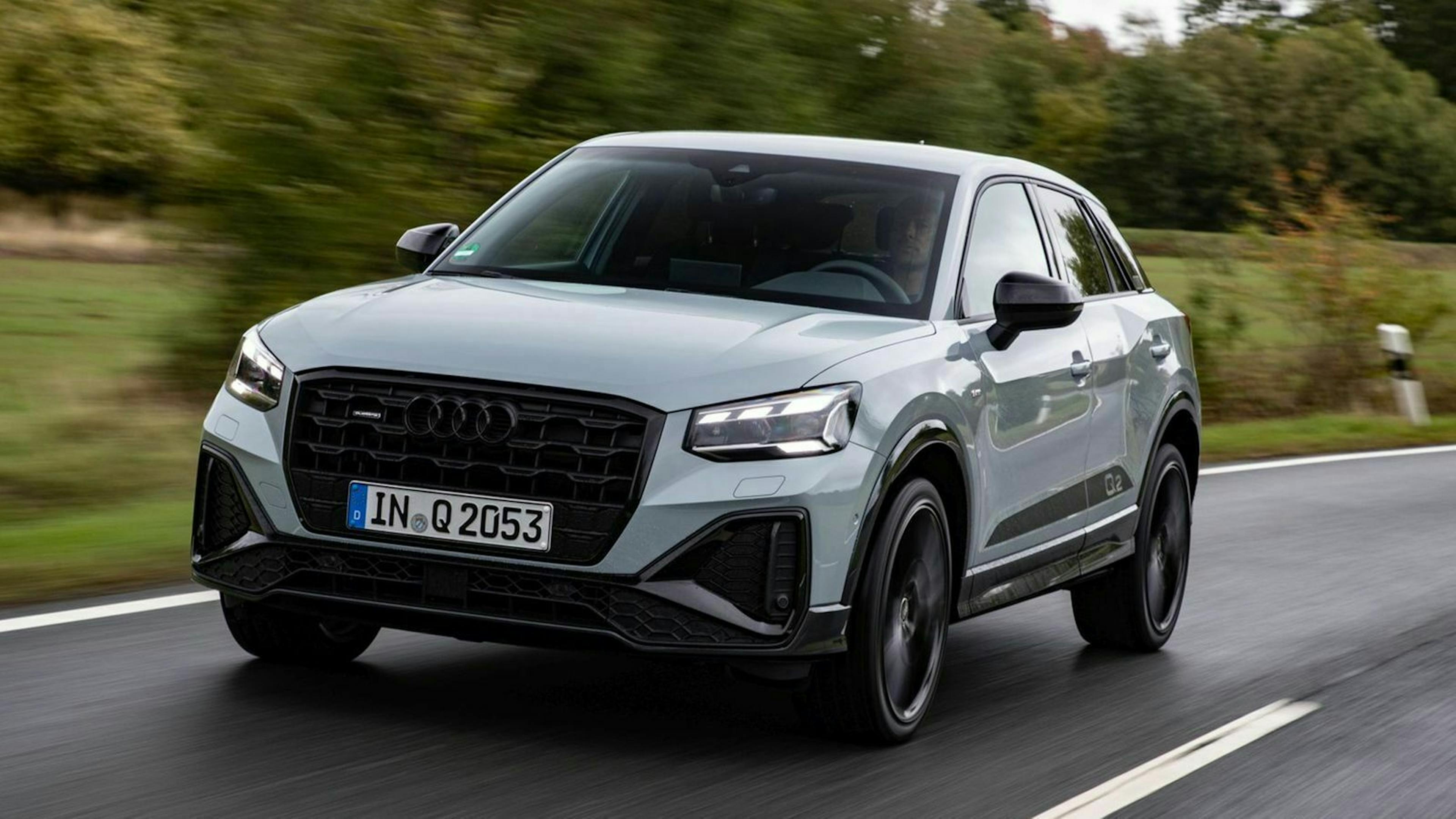 Zu sehen ist der geliftete Audi Q2 von vorne, fahrend