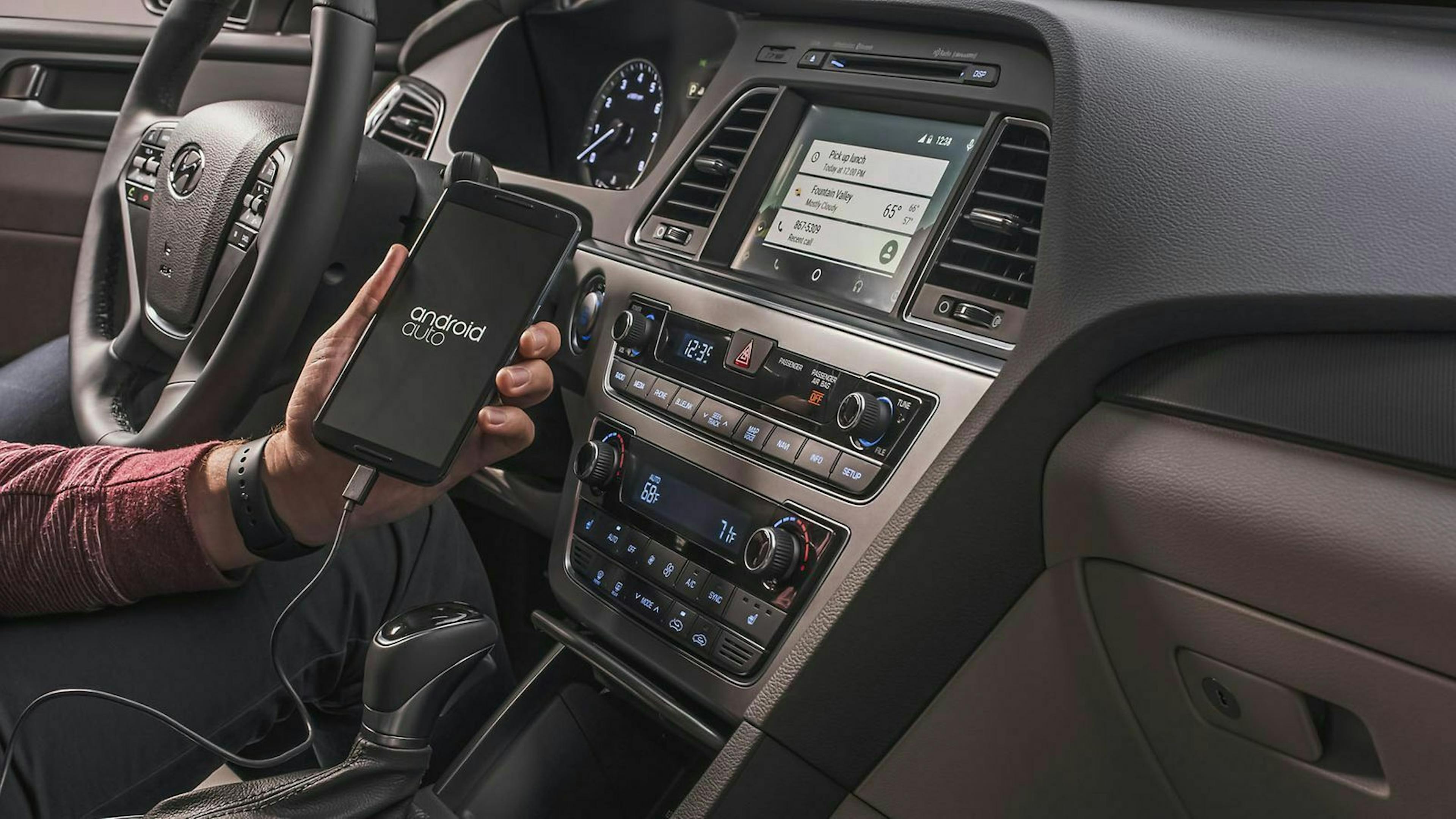 Zu sehen ist Cockpit eines Hyundai. Ein Android Telefon wurde durch Android Auto mit dem Infotainment verbunden
