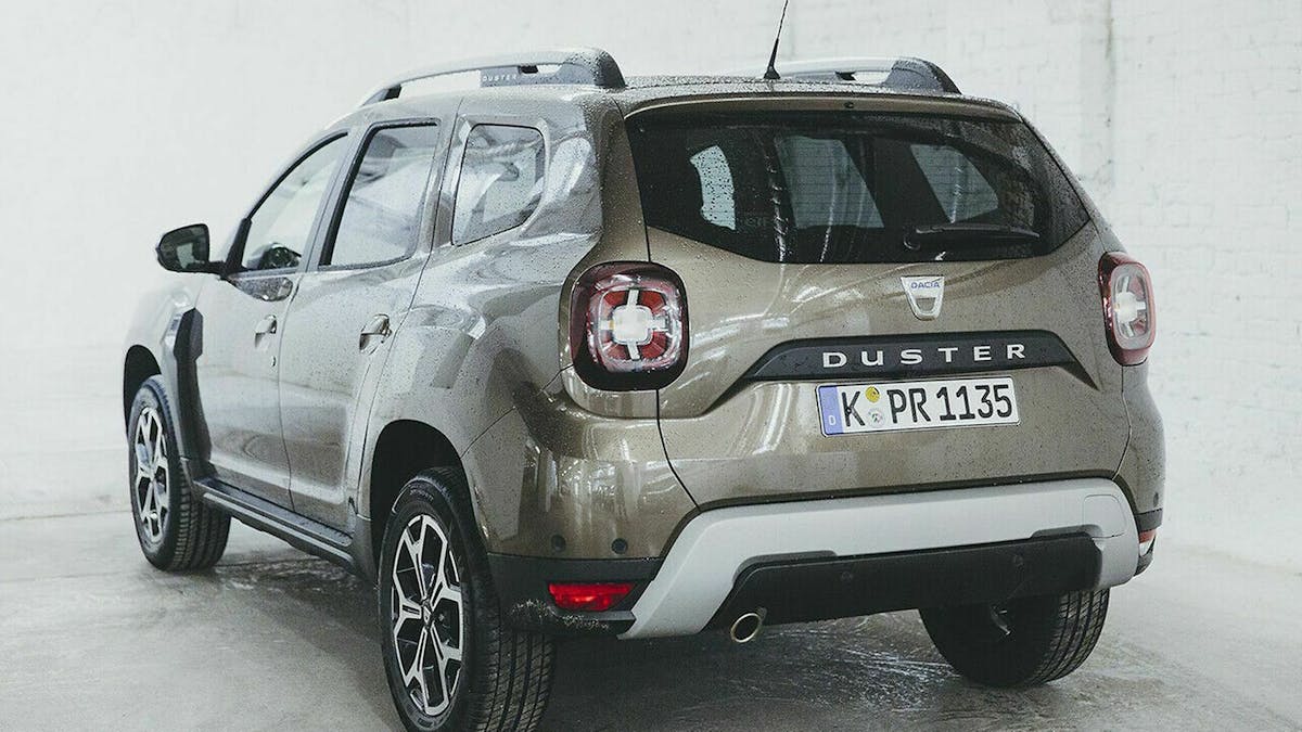 Dacia Duster II in der Heckansicht, stehend in einer Garage