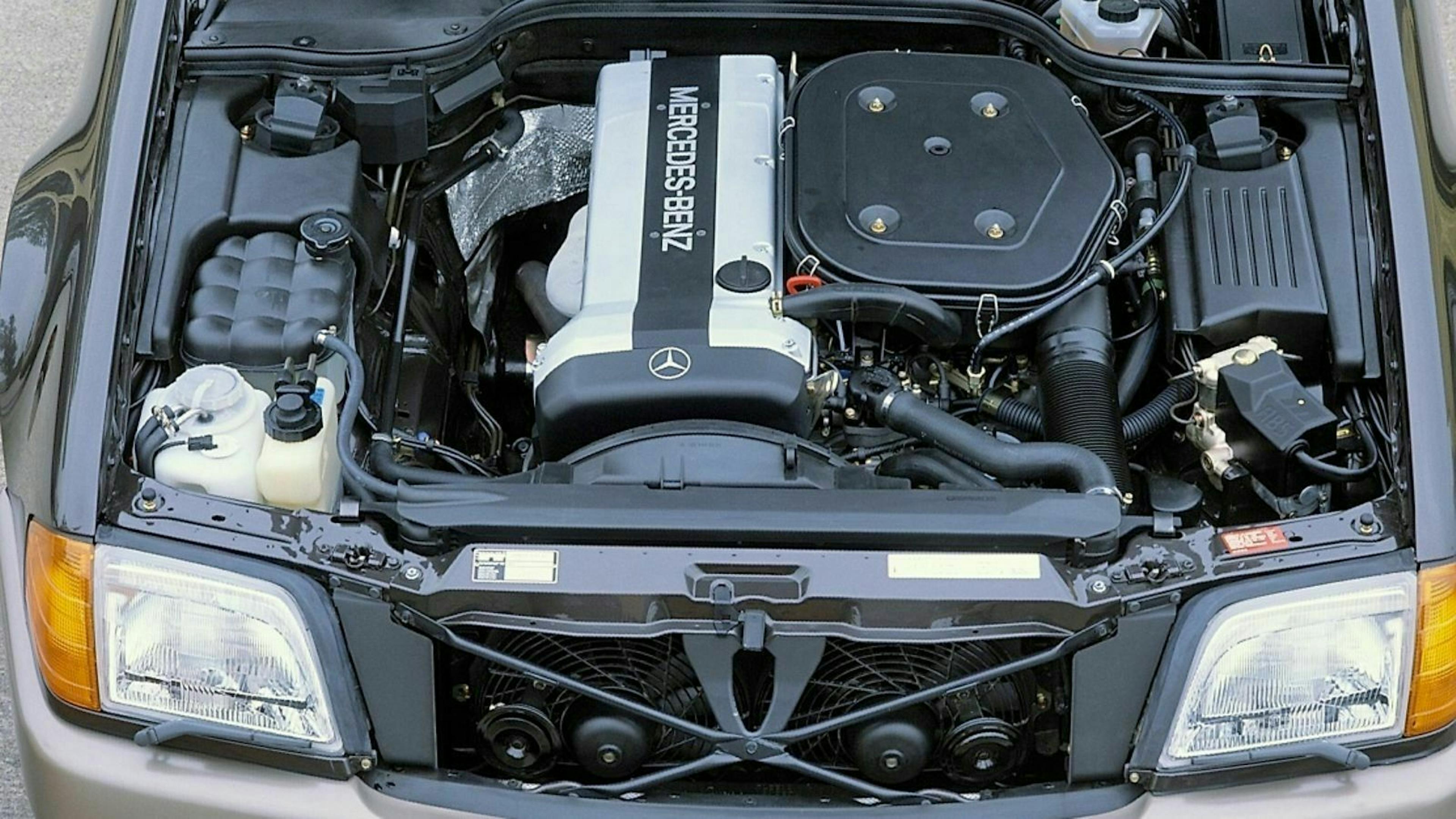 Mercedes SL mit geöffneter Motorhaube