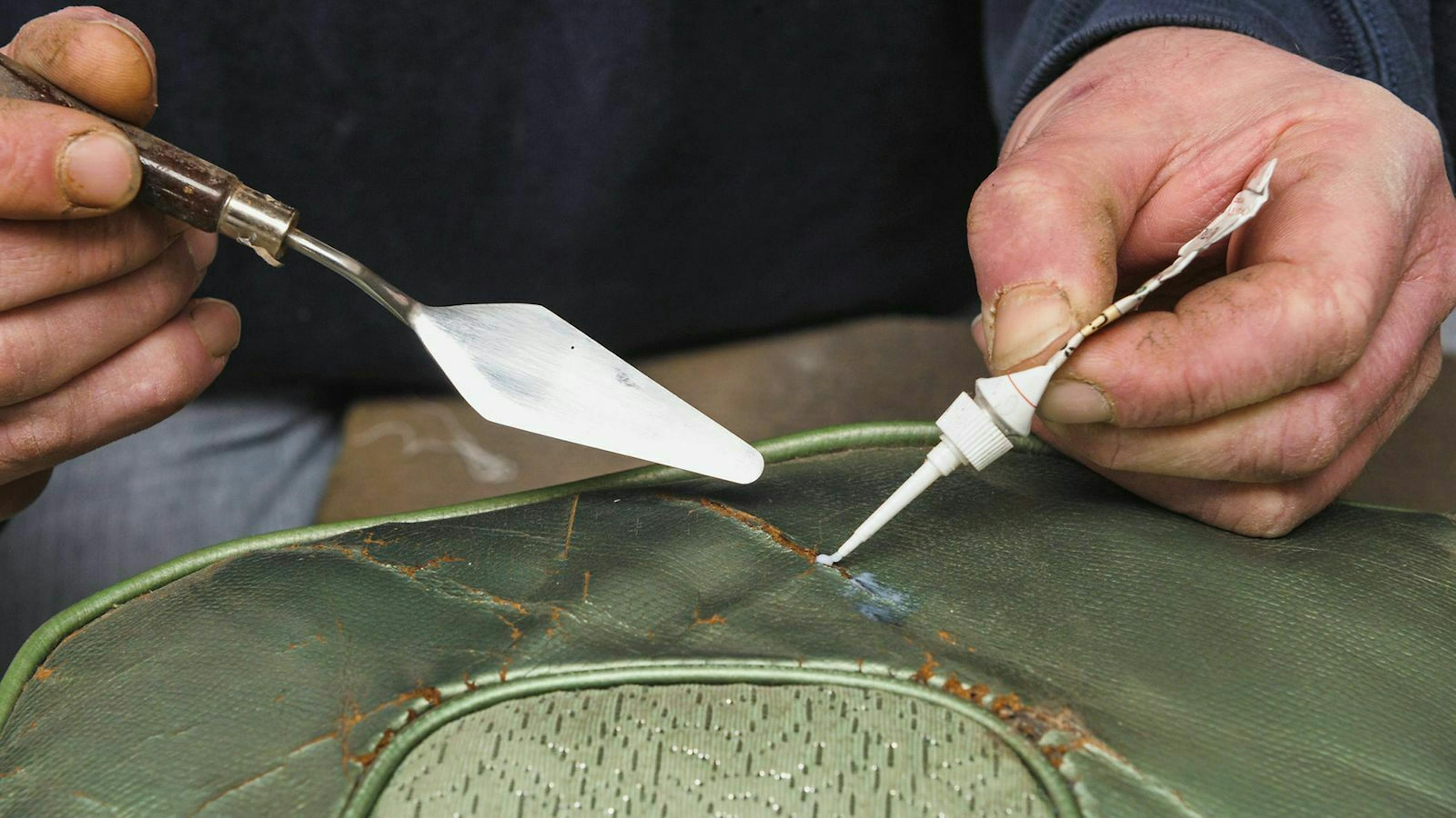 Gerade Oldtimer benötigen häufig eine professionelle Pflege durch einen Autosattler.