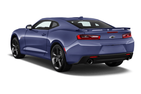 Blauer Sportwagen mit ausgeprägtem Heckspoiler, schwarzen Felgen und markantem Chevrolet-Logo auf der Rückseite, parkend.