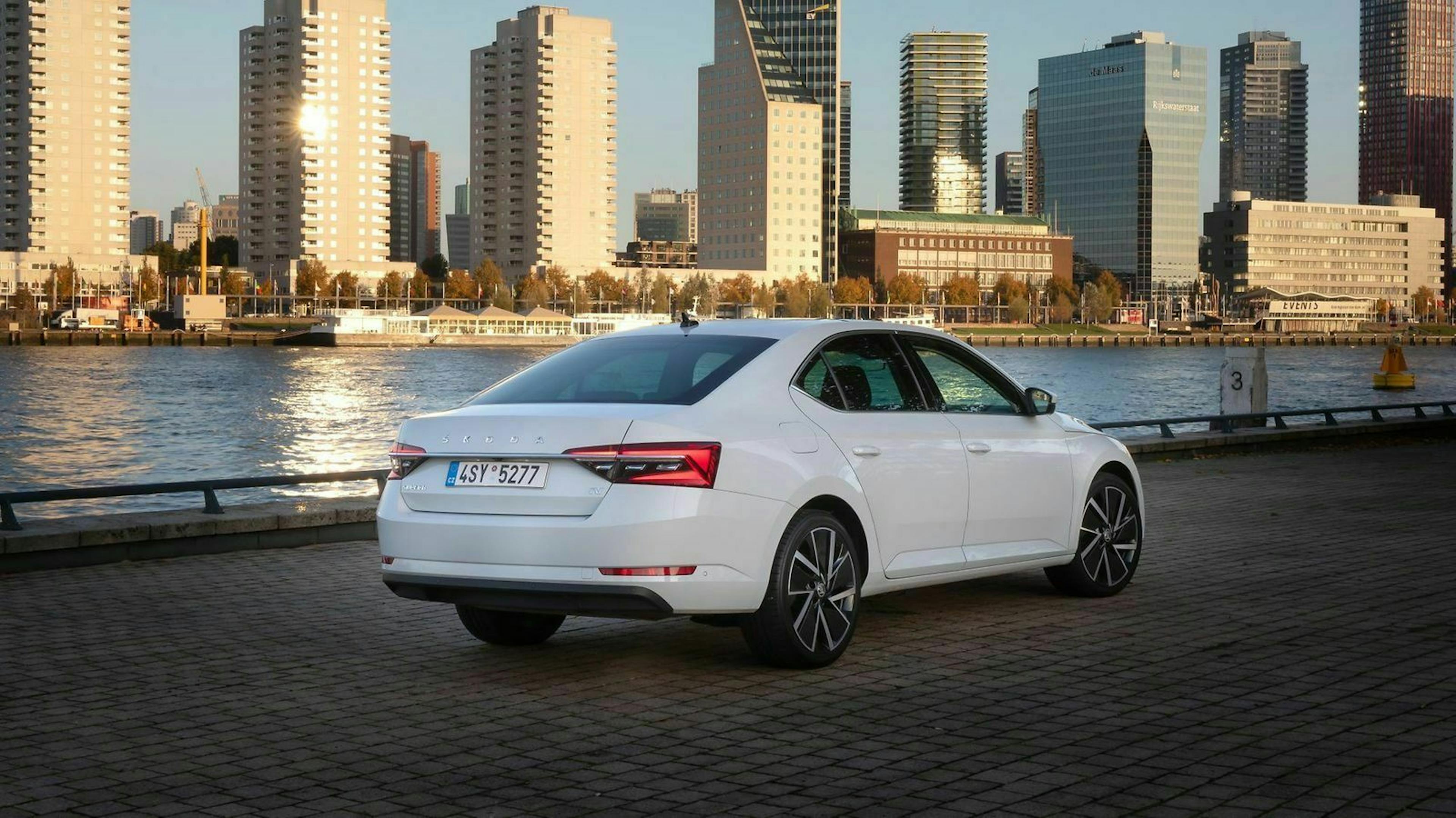 Škoda Superb IV in der Ansicht von hinten-rechts, stehend