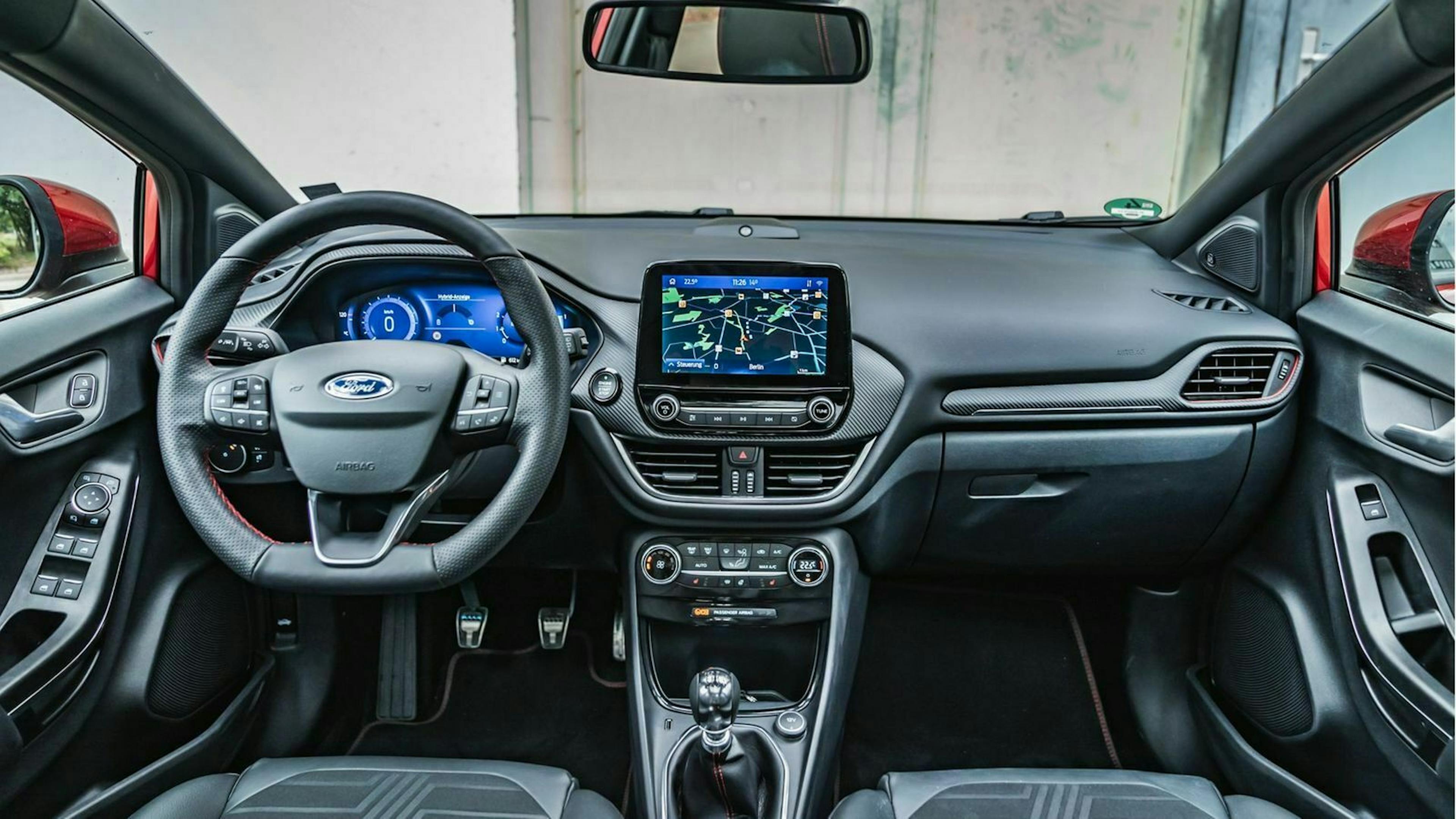 Zu sehen ist das Cockpit des Ford Puma