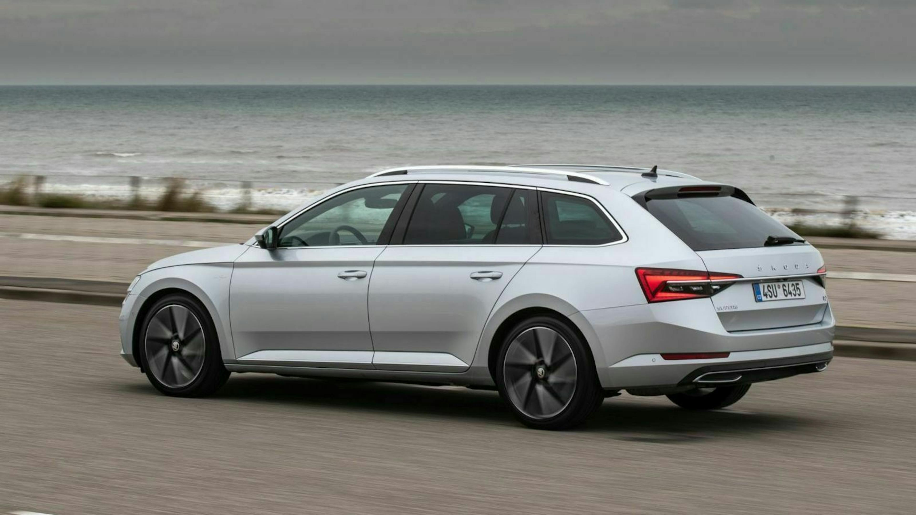 Zu sehen ist der Škoda Superb iV in seitlicher Position