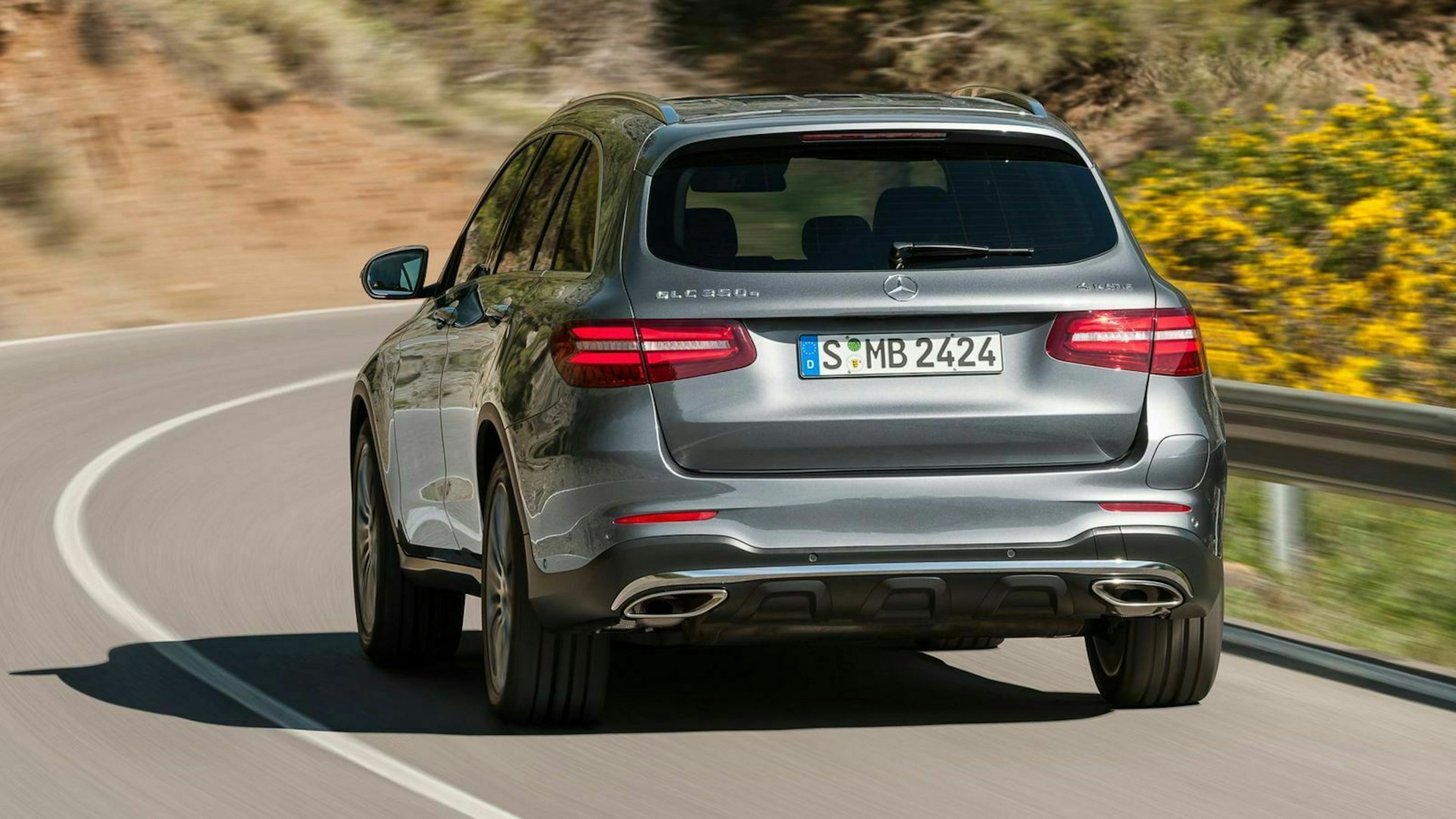 Der Mercedes GLC in Heckansicht fahrend