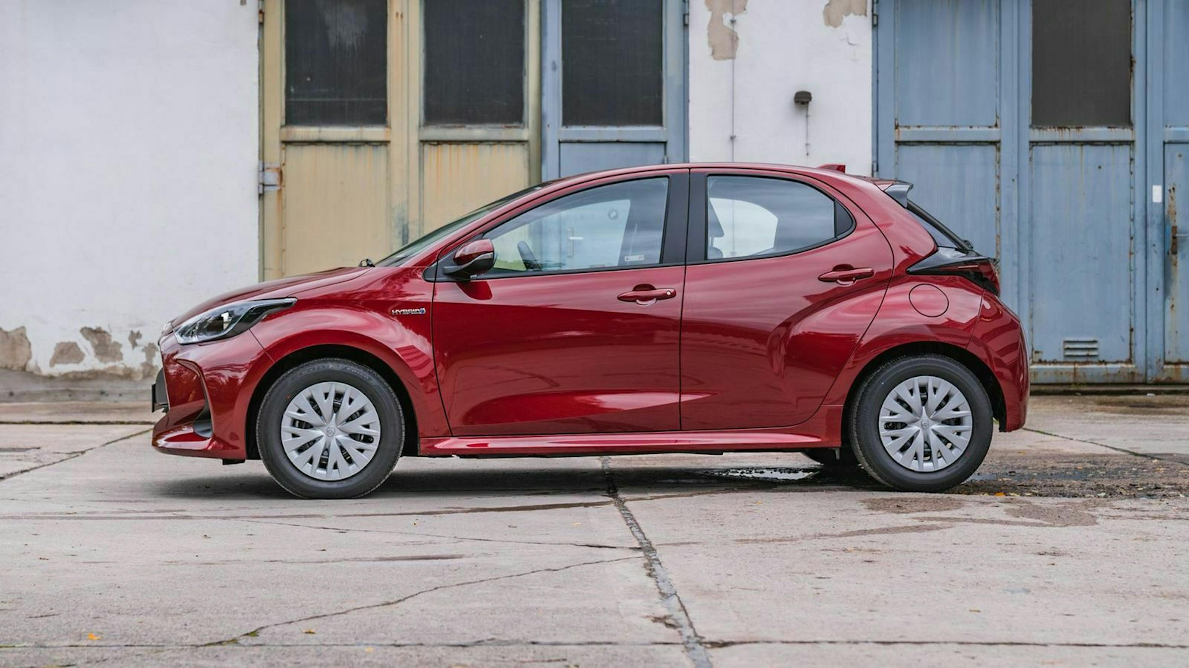 Der Toyota Yaris Hybrid (2020) in Seitenansicht