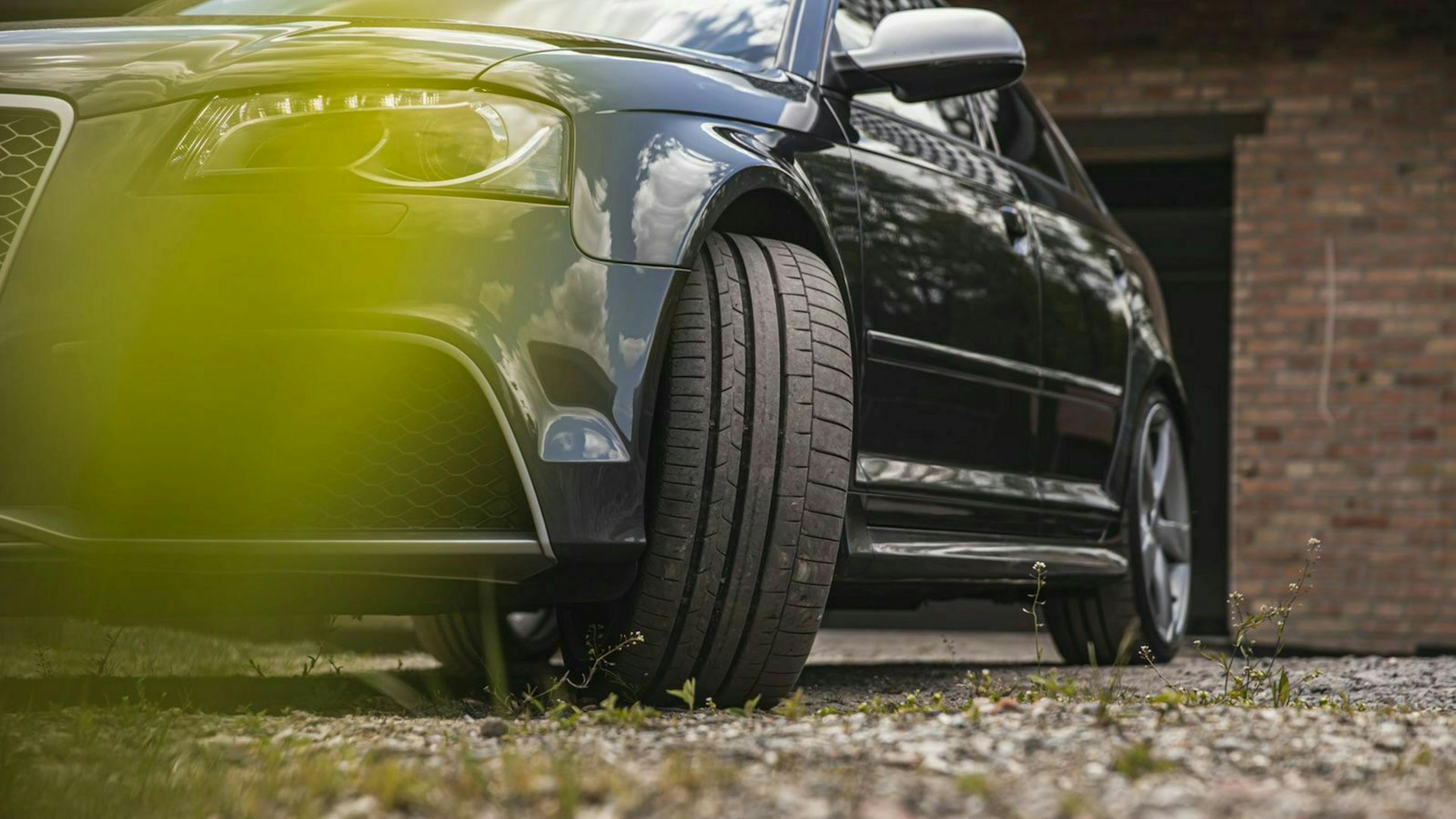 Aufnahme von Auto mit Fokus auf Vorderreifen