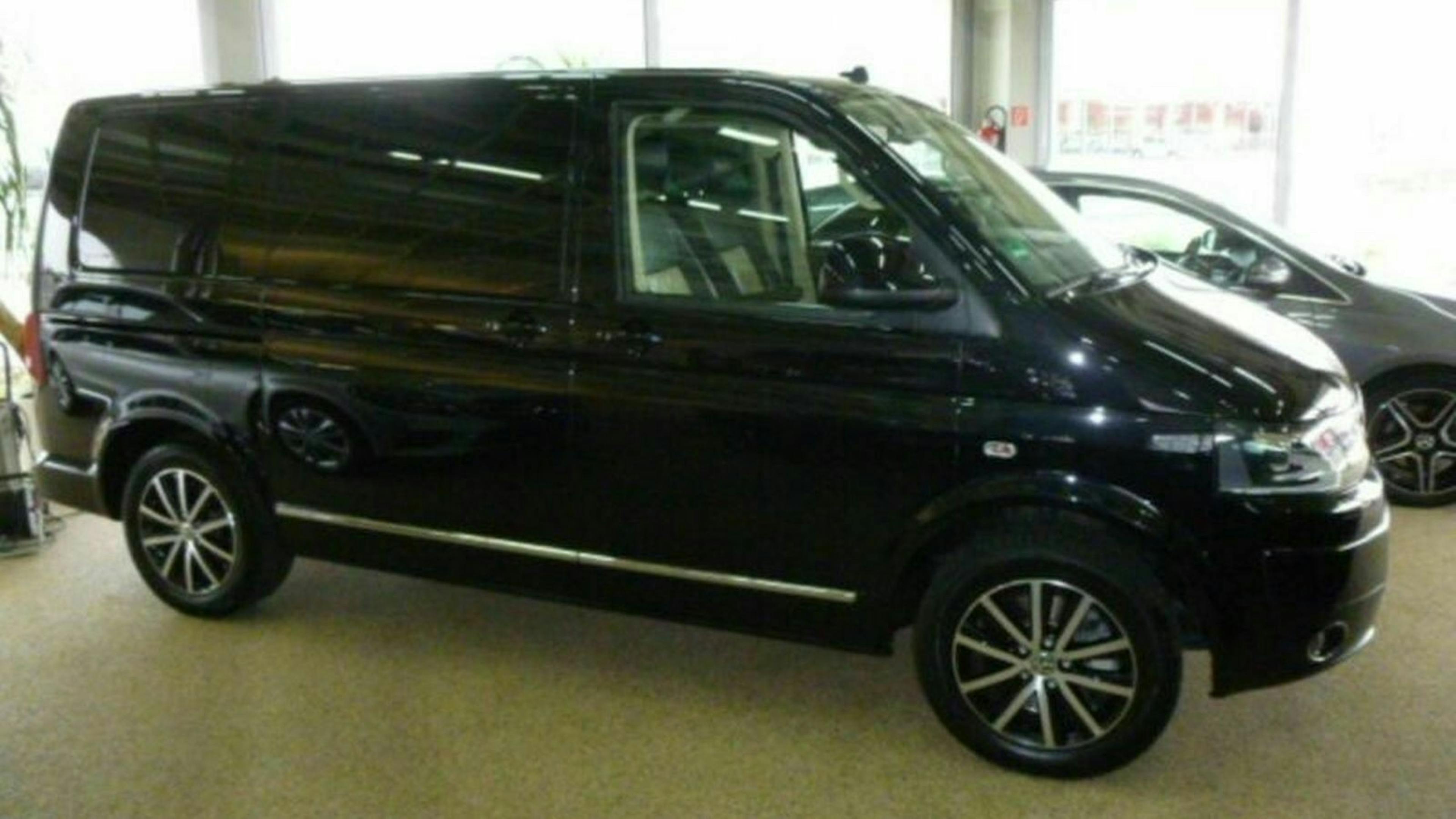 Zu sehen ist der VW T5 Bus Multivan von vorne, stehend