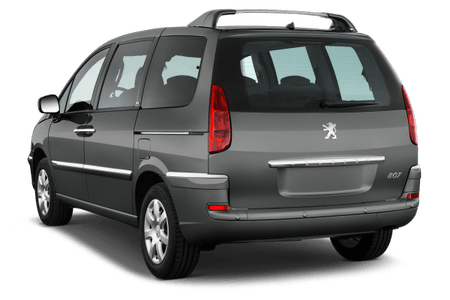 Silberner Peugeot 807 Minivan, Rückansicht, auf weißem Hintergrund. Fahrzeug verfügt über Dachreling und vertikale Rückleuchten.