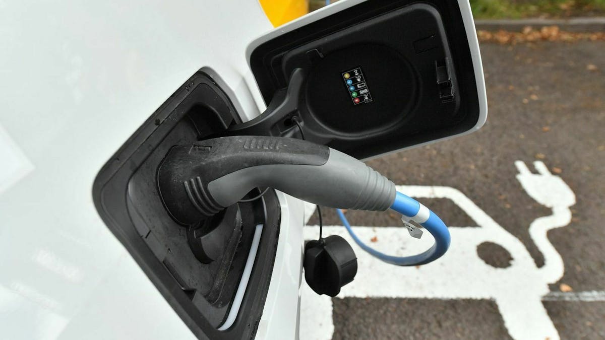 Bild eines E-Autos beim Laden