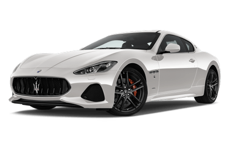 Weißer Sportwagen, Maserati GranTurismo, seitliche Perspektive. Elegante Form, schwarze Felgen, aggressives Frontdesign.