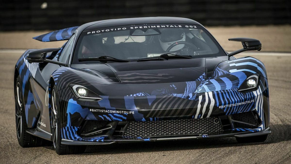 Pininfarina Battista in Frontansicht stehend