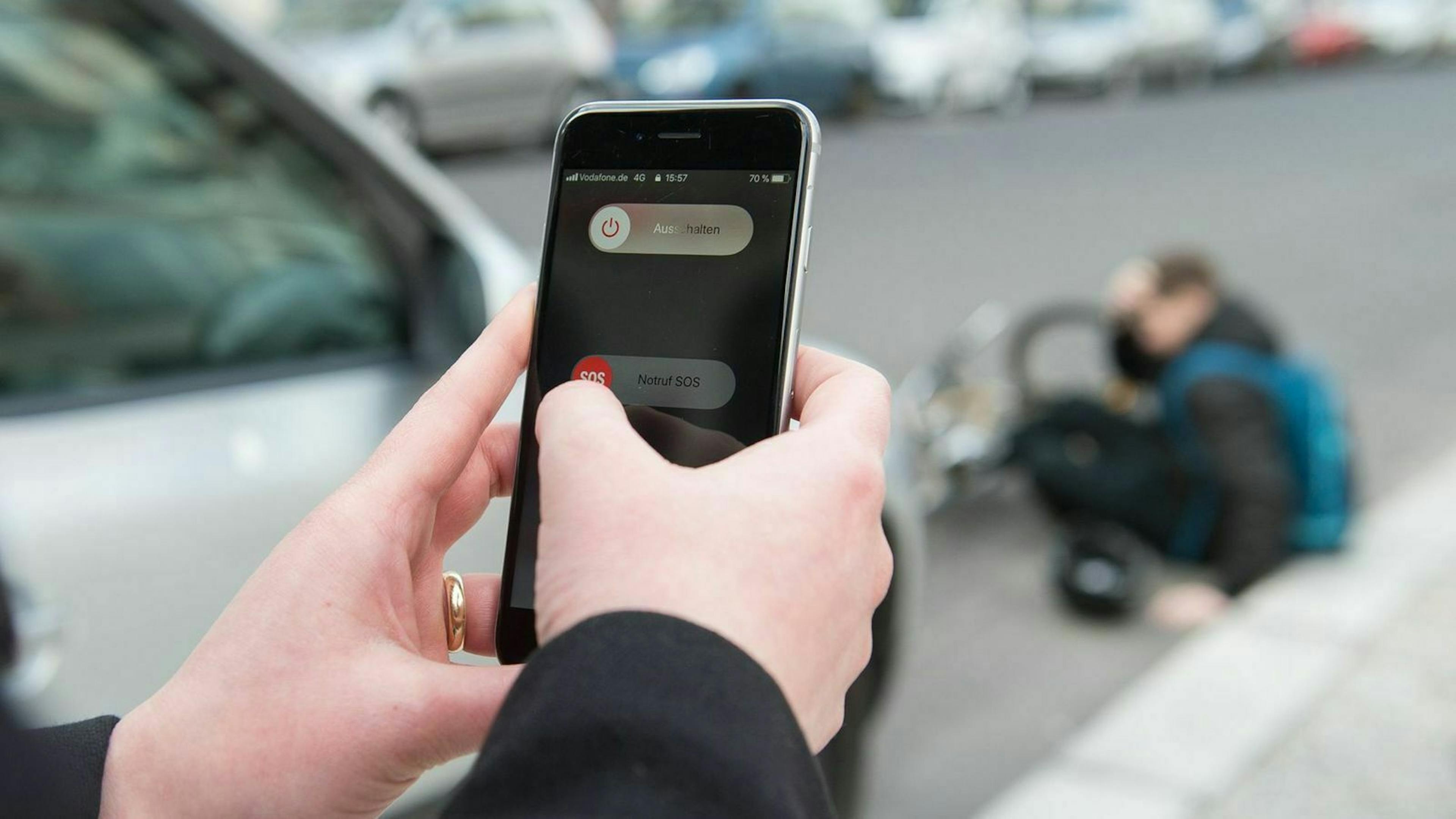 Jemand ruft den Notruf