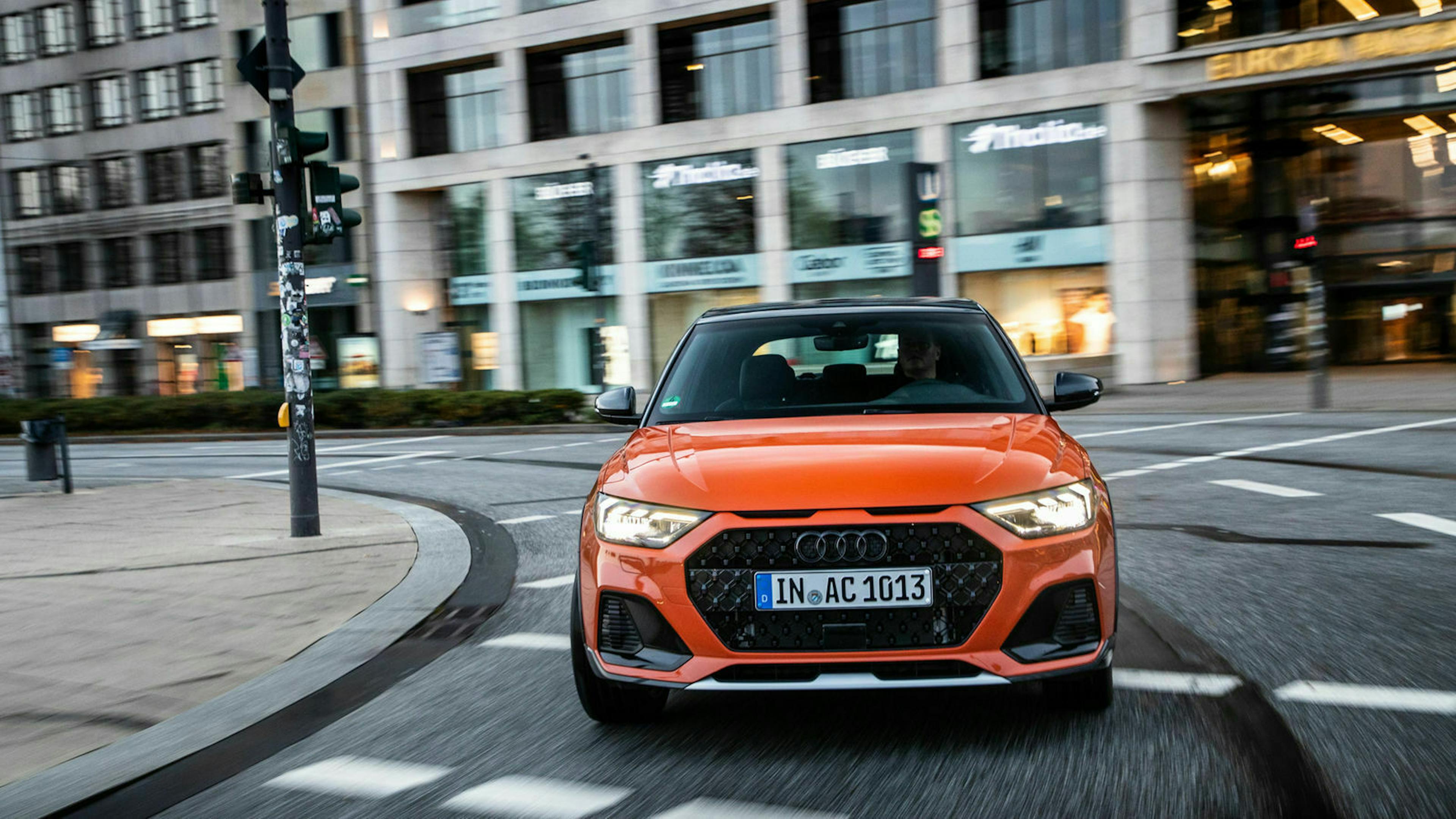 Ein roter Audi A1 Citycarver fährt durch eine Stadt