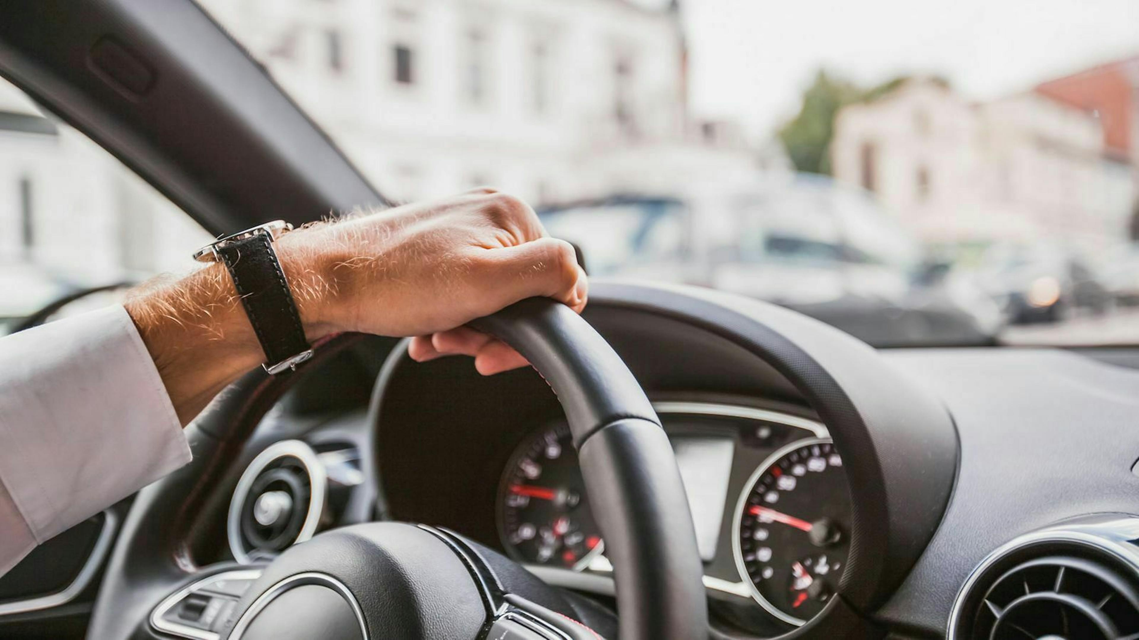 Jemand fährt mit seinem Dienstwagen 