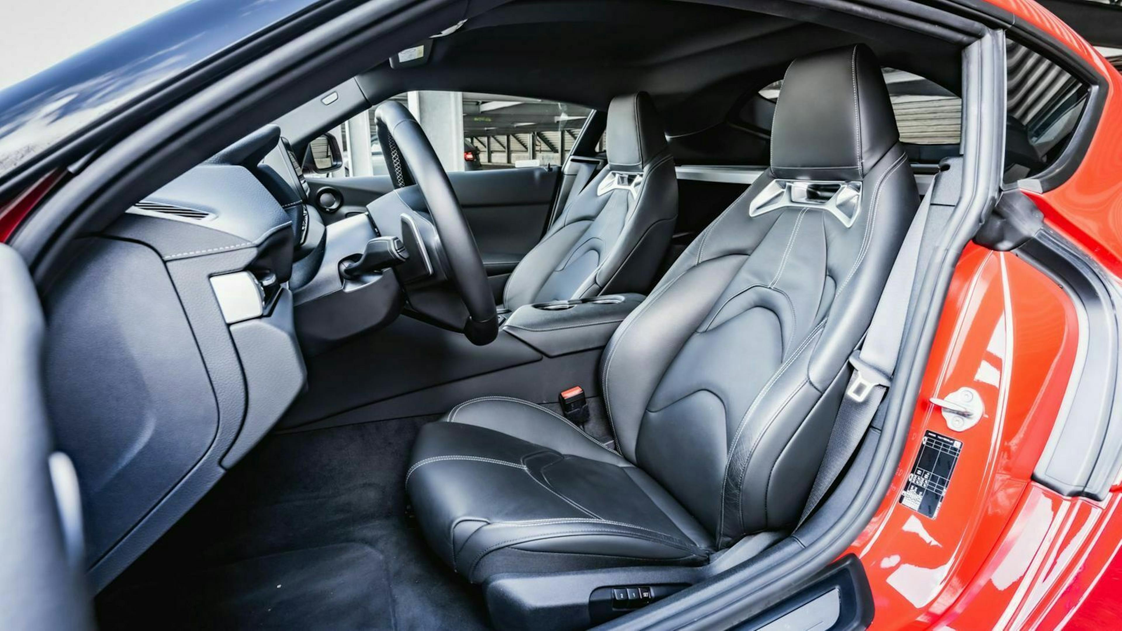 Zu sehen sind die Vordersitze desToyota Supra Mk5 