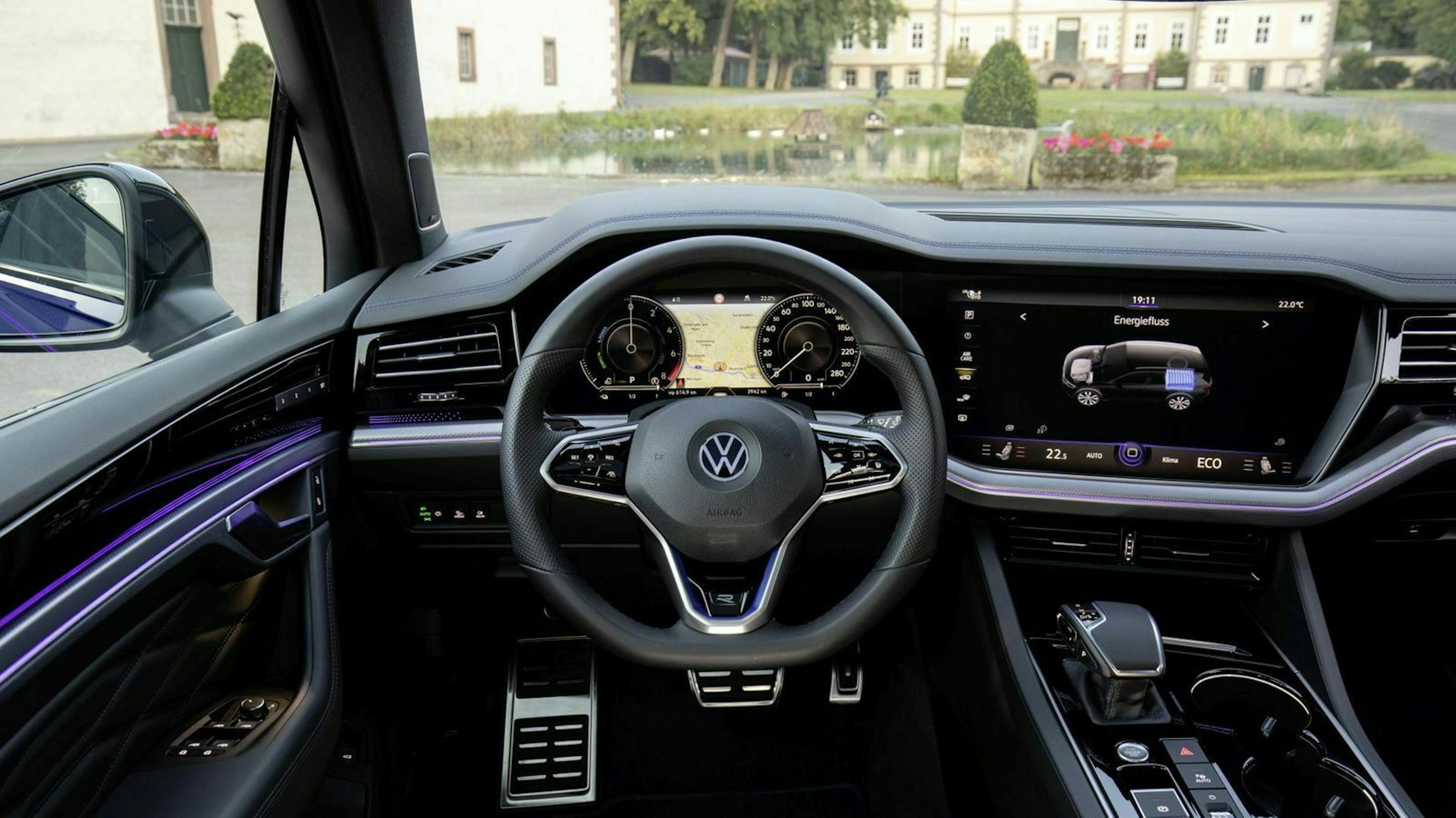 VW Touareg R eHybrid Cockpit
