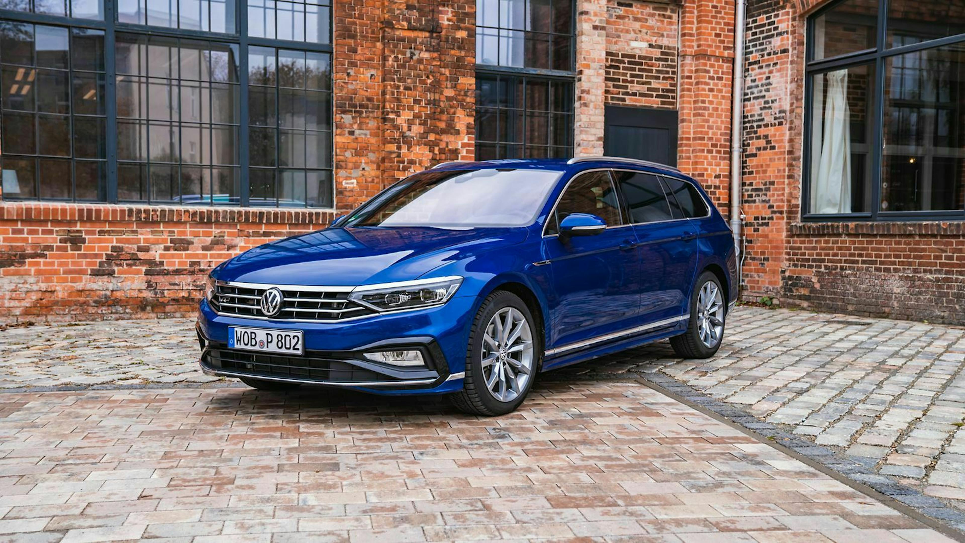 VW Passat Variant in der Ansicht von vorne-rechts