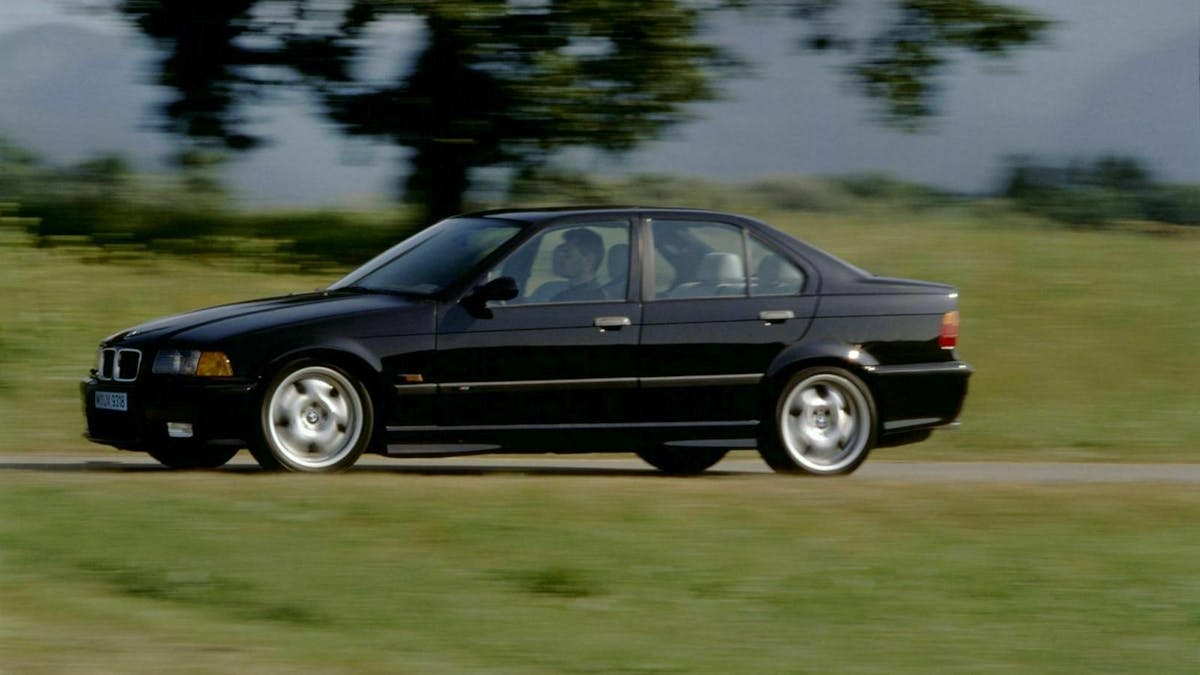 Zu sehen ist der BMW M3 E36 als Limousine, fahrend