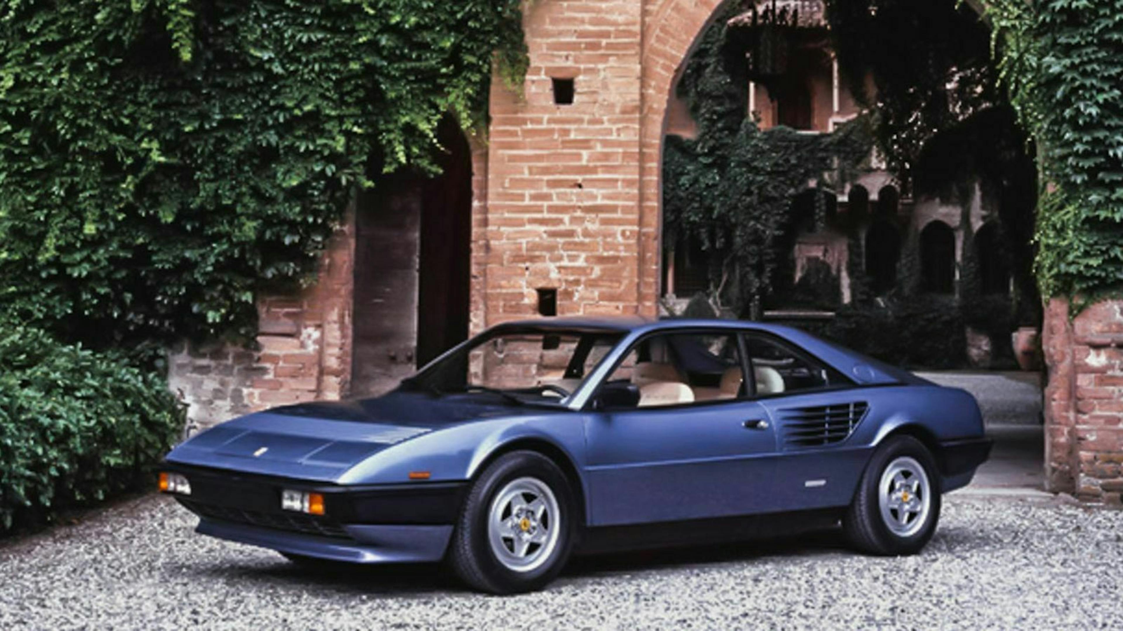 Ferrari Mondial in der Seitenansicht, stehend