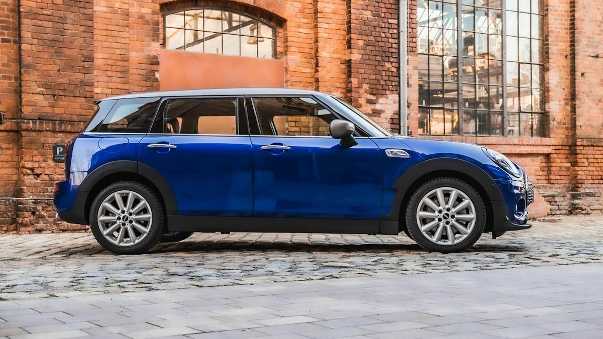 Zu sehen ist der Mini Cooper S Clubman in seitlicher Position
