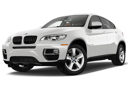 Weißer BMW SUV, seitliche Frontansicht, stehend auf weißem Hintergrund, mit markantem Grill und großen Scheinwerfern.