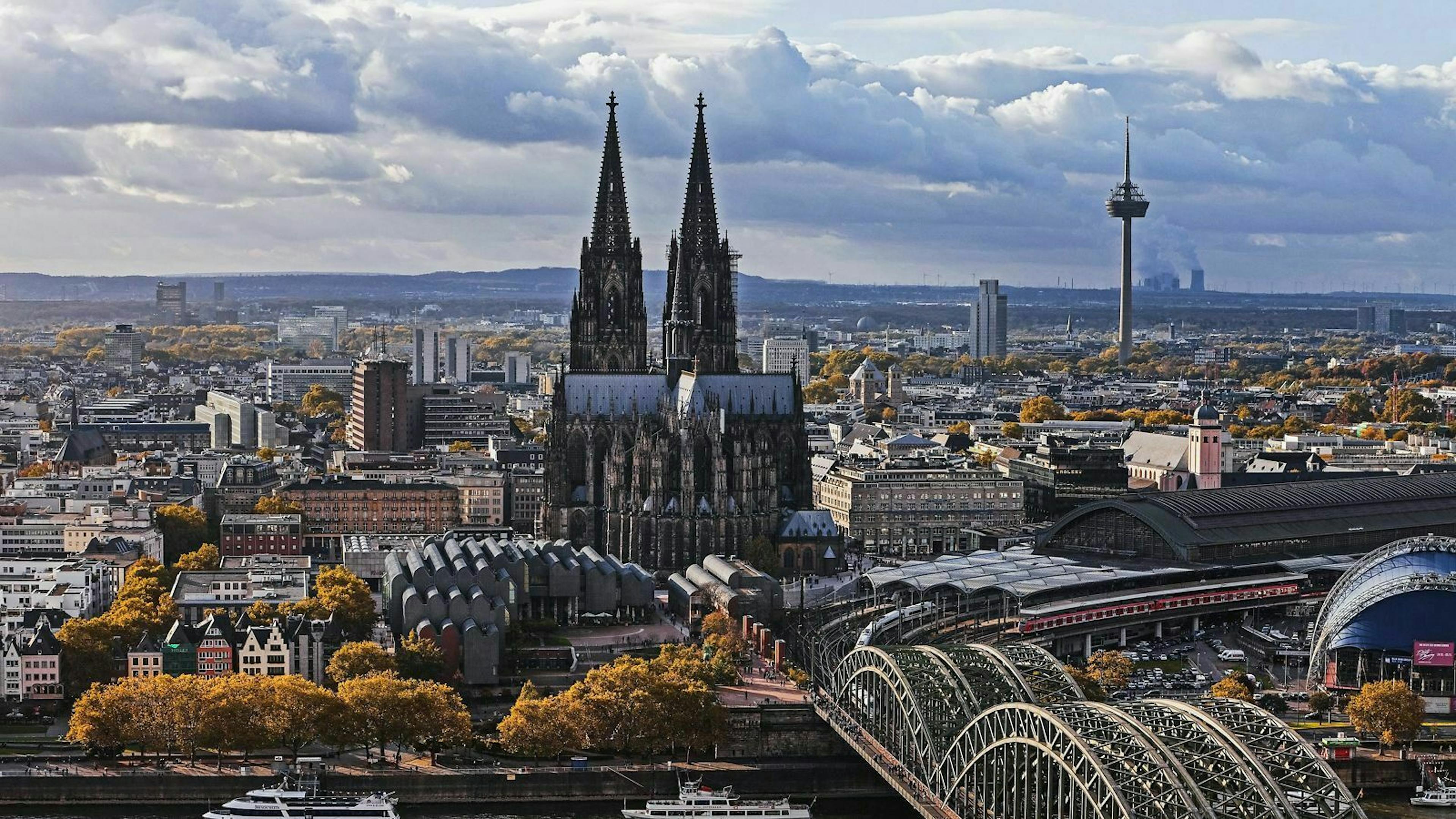 Der Kölner Dom ist eine der bekanntesten Sehenswürdigkeiten, die sich entlang der A4 reihen