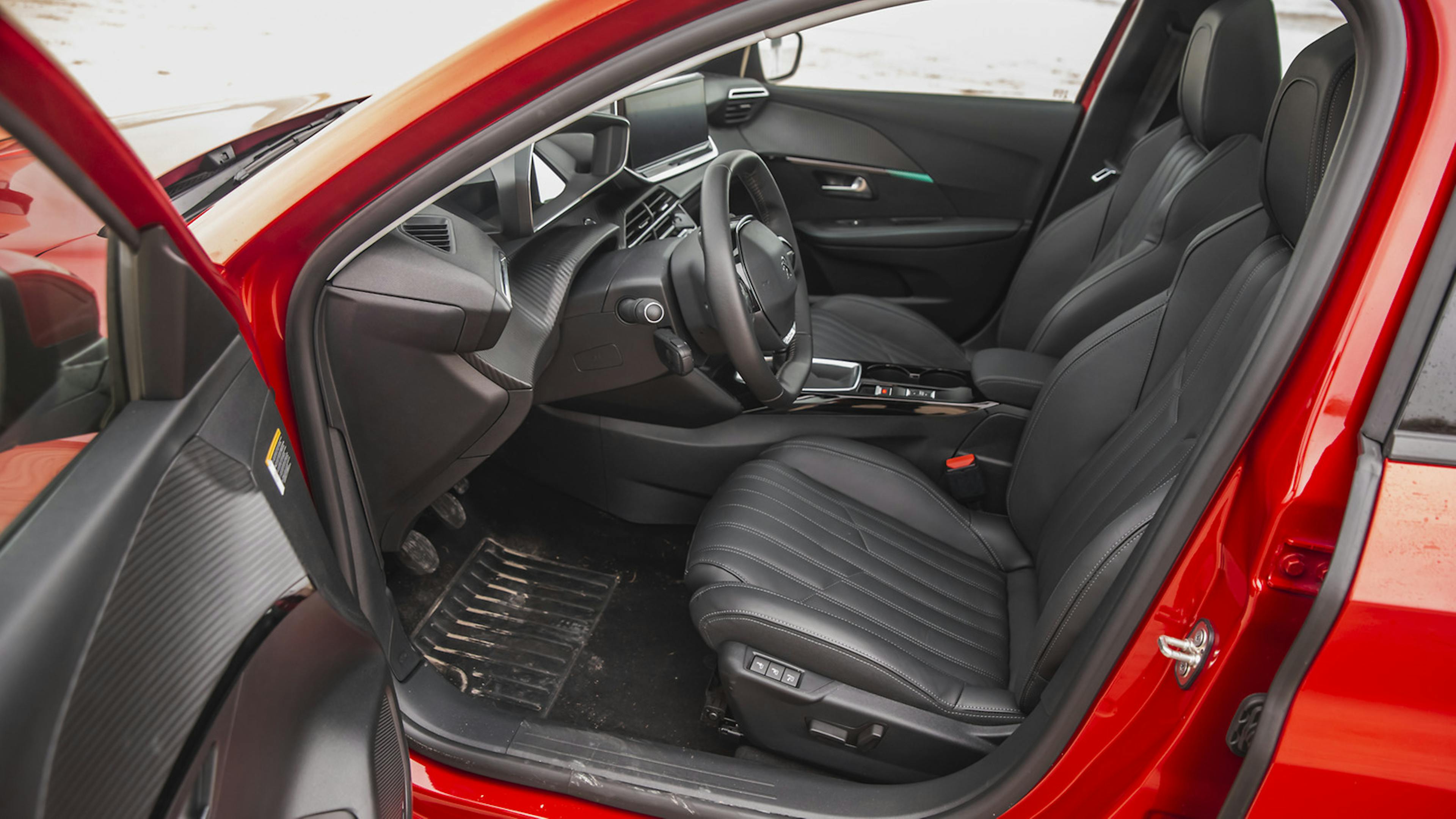 Peugeot 208 bei geöffneter Fahrertür mit Blick auf den Innenraum