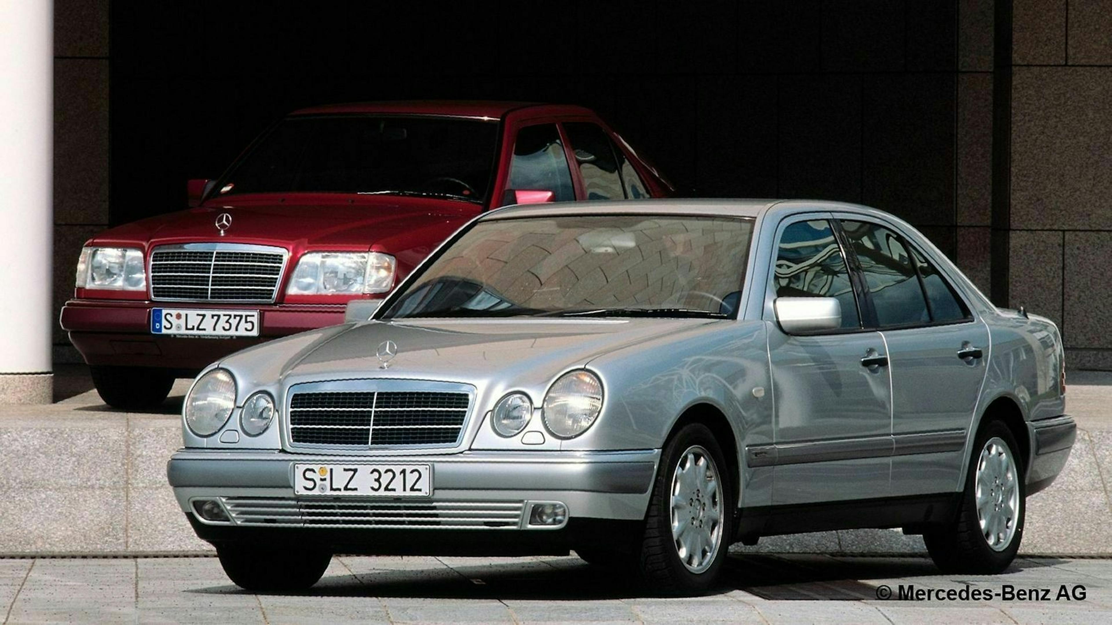 Mercedes E-Klasse W210 und W124 hintereinander stehend