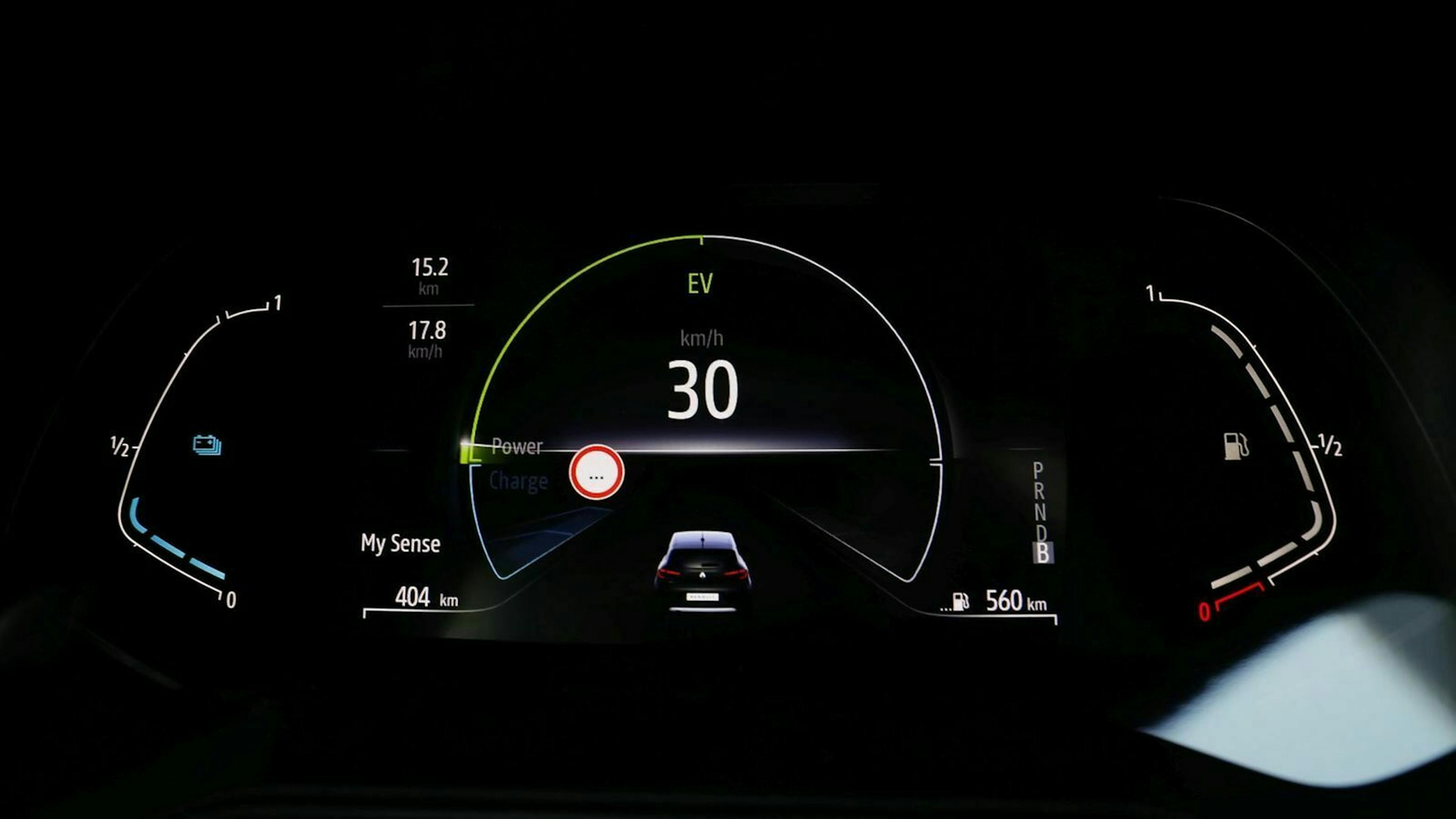 Zu sehen ist der Boardcomputer des Renault Clio e-Tech Hybrid