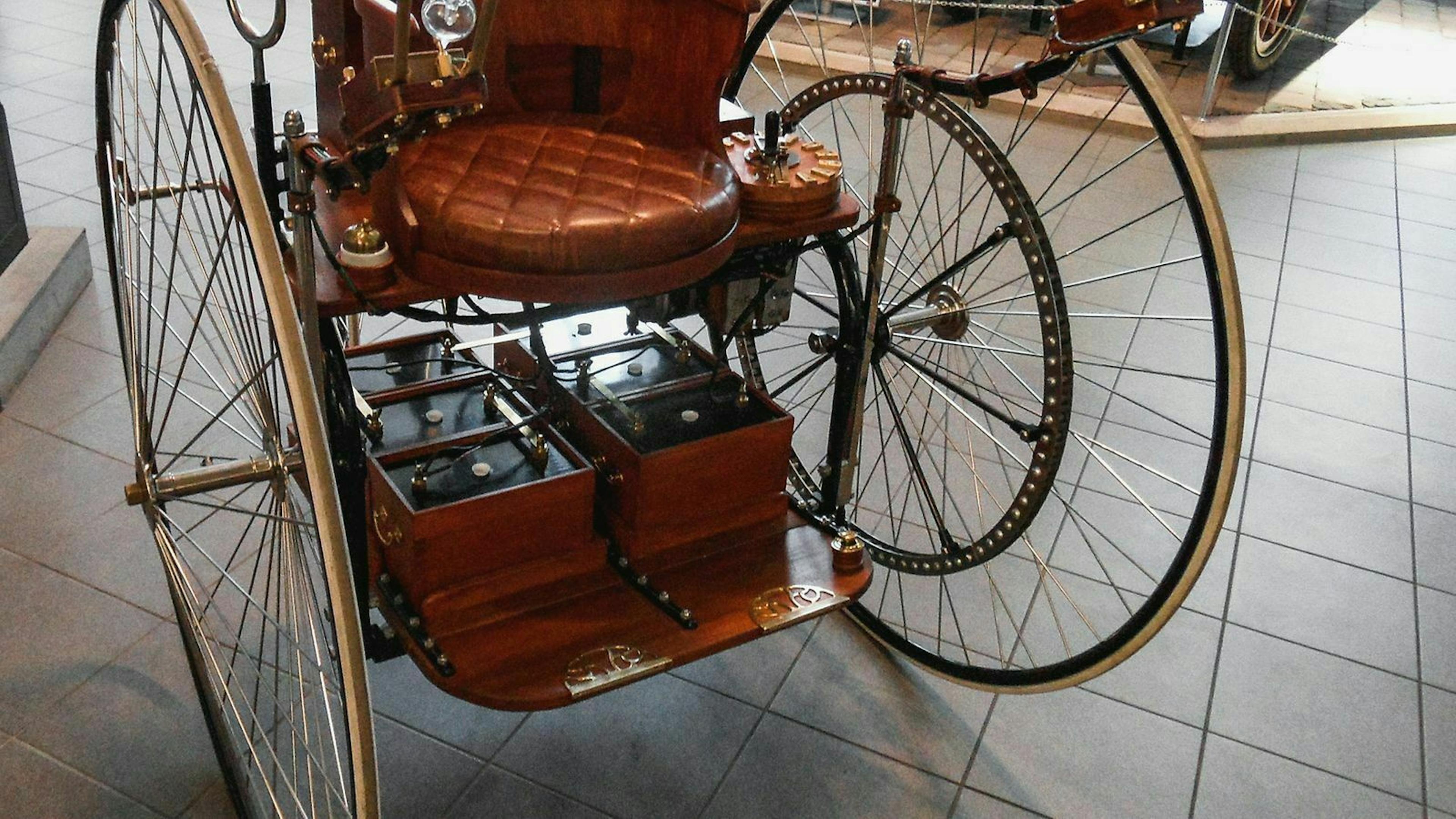 Bereits im 19. Jahrhundert gab es erste Versuche mit Elektroautos.