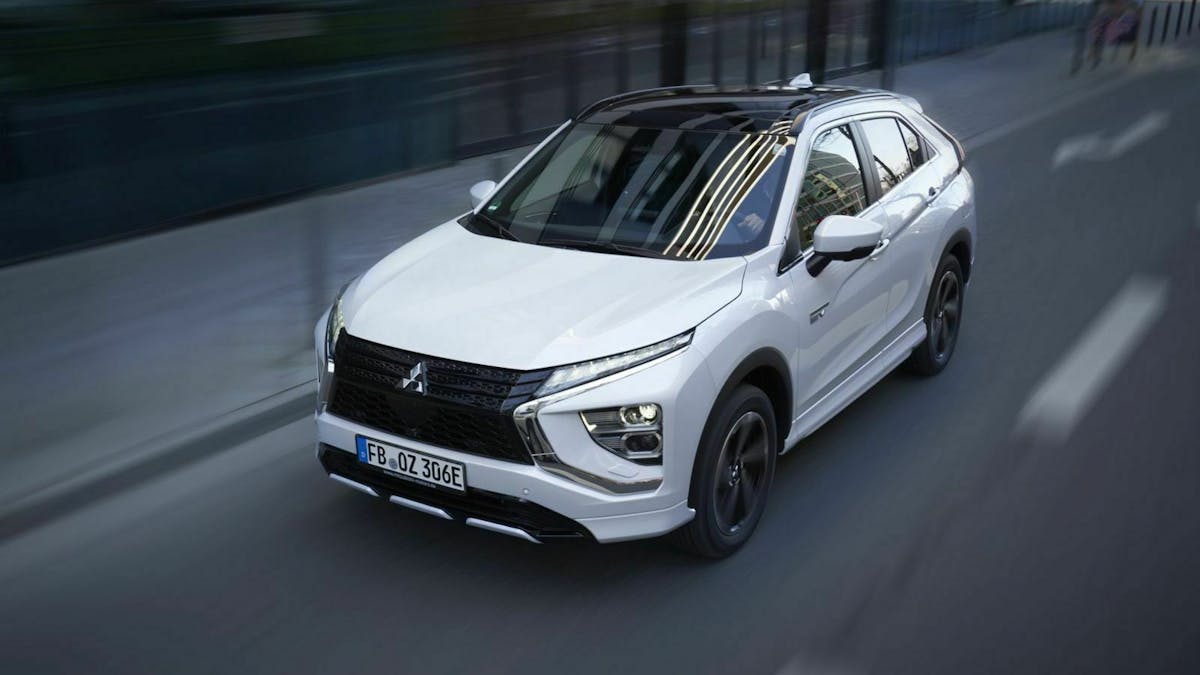 Zu sehen ist der Mitsubishi Eclipse S-Cross von vorne, fahrend